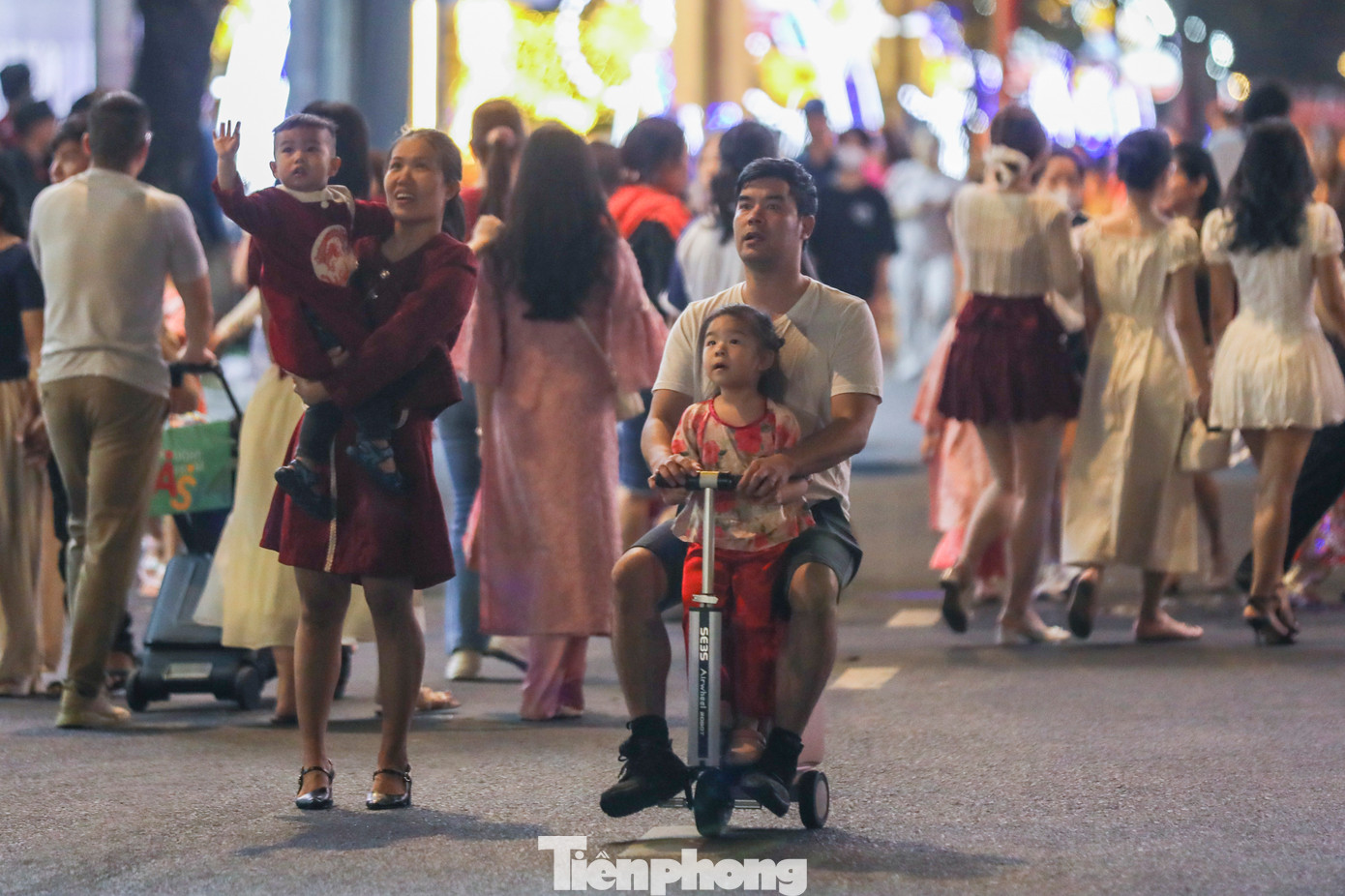 Nhiều người hy vọng cùng gia đình ngắm giao thừa năm mới sẽ là bước ngoặt để khởi đầu 1 năm suôn sẻ, gặp nhiều may mắn và bình an.