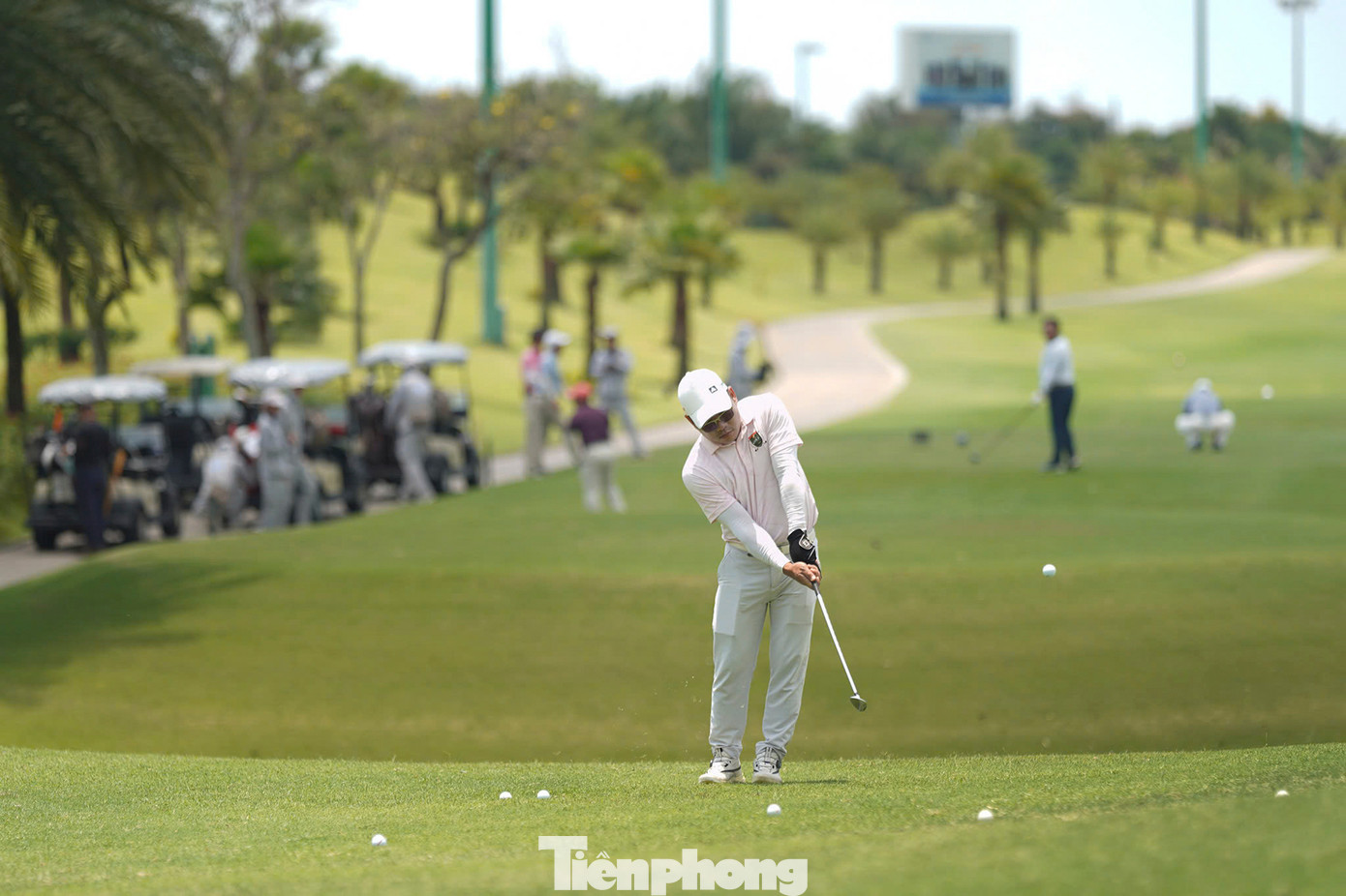 Các golfer hào hứng tham quan mặt sân và biểu diễn những pha bóng đẹp mắt tại Sân Golf Tân Sơn Nhất, TPHCM.