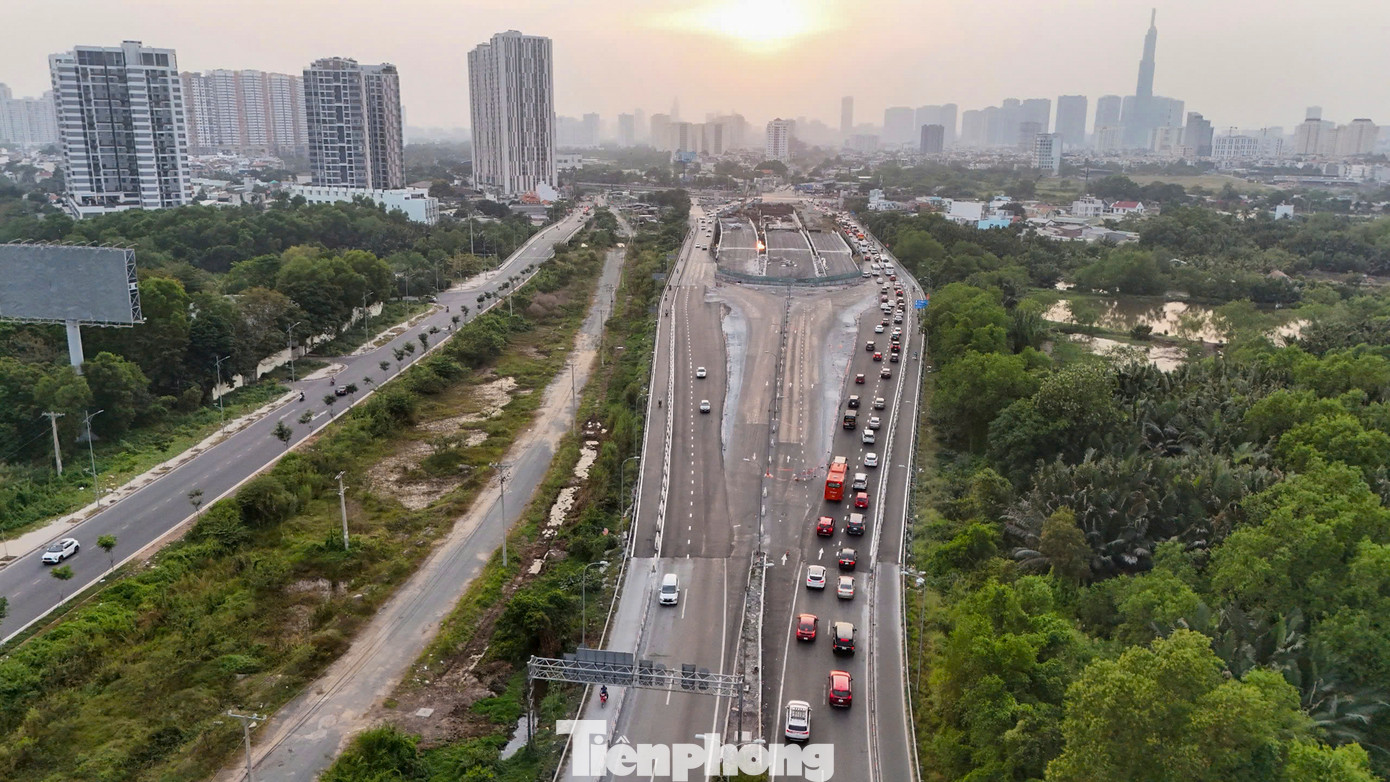 Dự báo trong ngày mai (2/2), tình hình giao thông tiếp tục nóng lên ở các tuyến cửa ngõ dẫn vào TPHCM. CSGT khuyến cáo người dân di chuyển nên chọn khung giờ phù hợp, giữ tốc độ cho phép và tuân thủ sự hướng dẫn của lực lượng chức năng.
