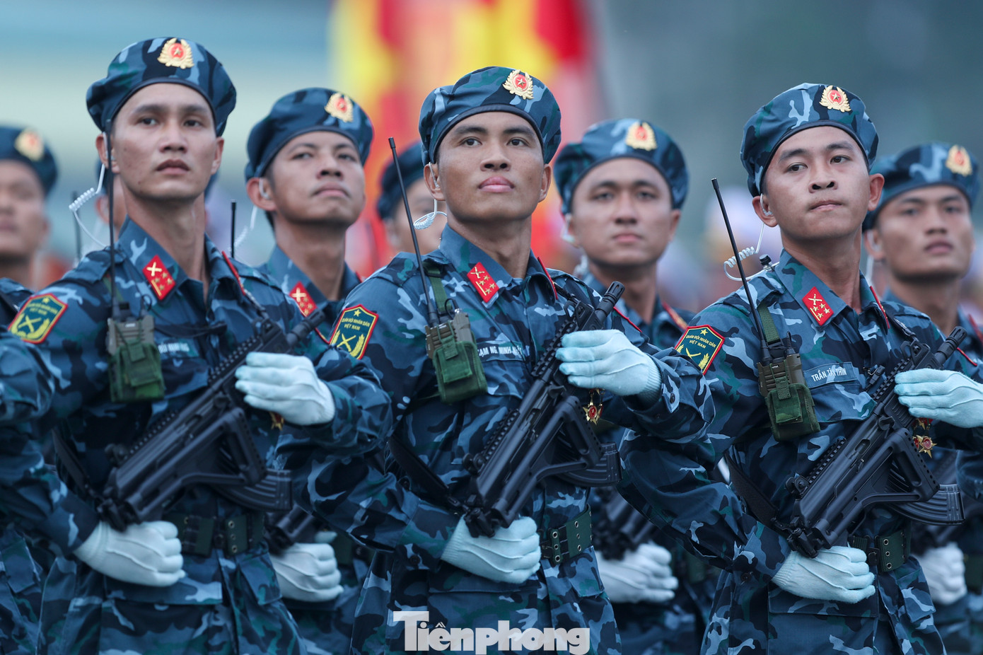 Phần diễu hành kế tiếp gồm 12 khối do TPHCM đảm nhiệm.