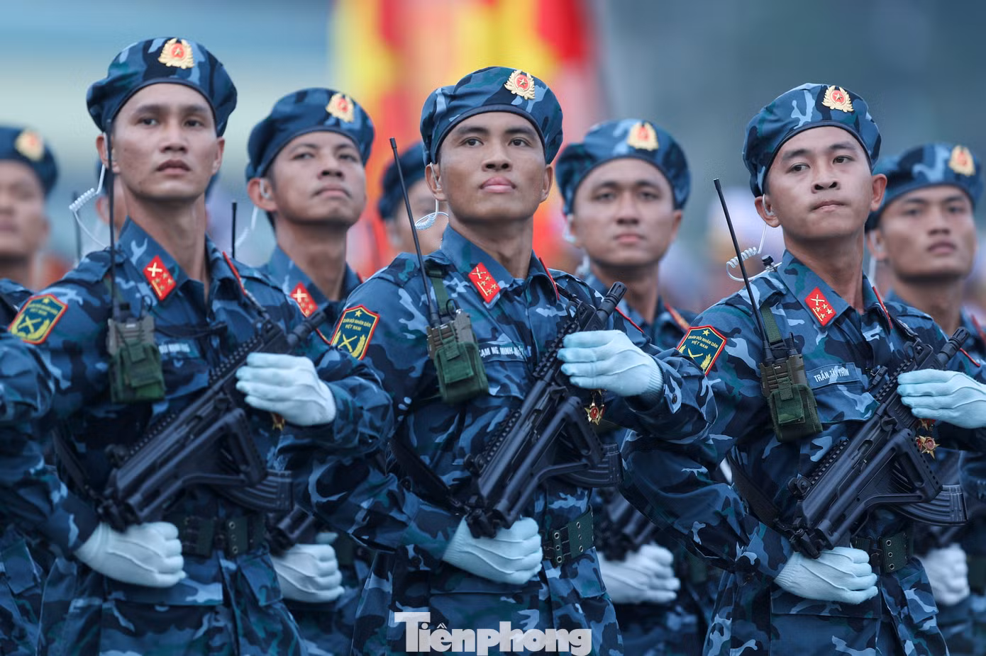 Phần diễu hành kế tiếp gồm 12 khối do TPHCM đảm nhiệm.