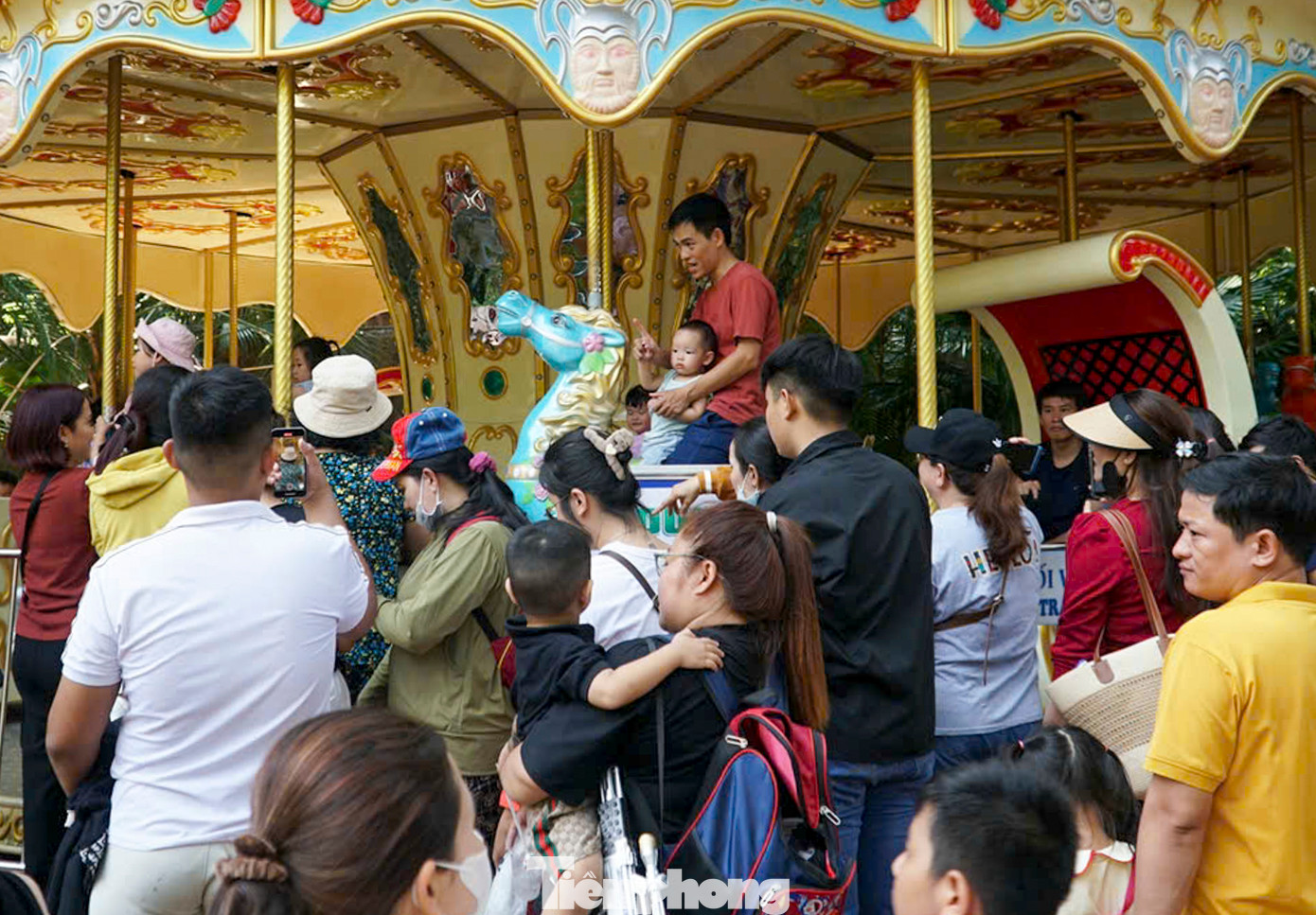 Phía bên trong đông người tập trung tại các khu vui chơi.