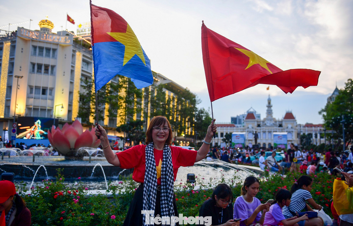 ...để &apos;xí chỗ&apos; đẹp xem pháo hoa.