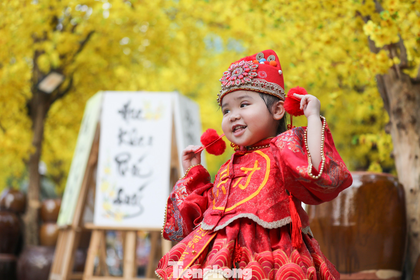 Nhiều em bé được ba mẹ diện những bộ trang phục bắt mắt để chụp ảnh cùng đường mai.