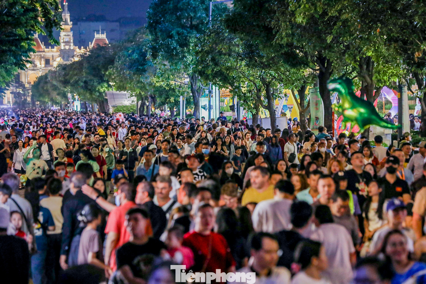 Biển người chật kín ở phố đi bộ Nguyễn Huệ, háo hức chờ ngắm những màn pháo hoa mãn nhãn.