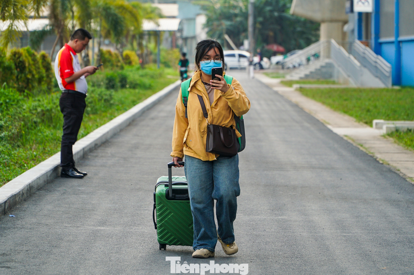 Trong dịp Tết Ất Tỵ năm nay, các bến xe tại TPHCM sẽ phục vụ hơn 1,2 triệu lượt khách với 65.000 chuyến xuất bến. Thời gian cao điểm kéo dài từ 20 tháng Chạp đến mùng 10 tháng Giêng. Các bến xe cũng đã có phương án phối hợp với các đơn vị vận tải tăng cường xe kịp thời khi lượng khách tăng đột biến vào cao điểm, phấn đấu phục vụ cho đến 24h đêm giao thừa.