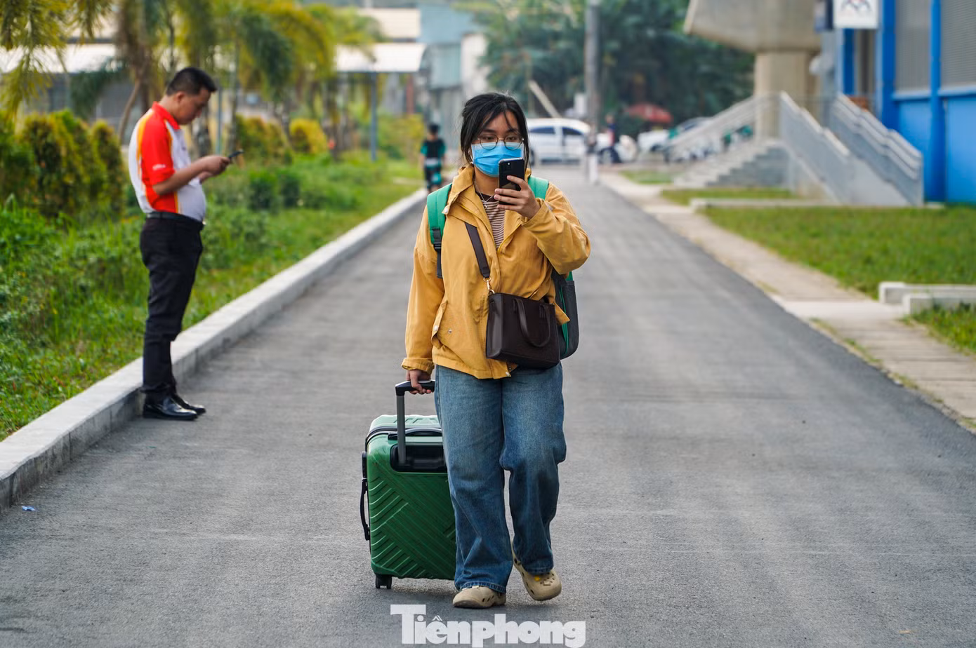 Trong dịp Tết Ất Tỵ năm nay, các bến xe tại TPHCM sẽ phục vụ hơn 1,2 triệu lượt khách với 65.000 chuyến xuất bến. Thời gian cao điểm kéo dài từ 20 tháng Chạp đến mùng 10 tháng Giêng. Các bến xe cũng đã có phương án phối hợp với các đơn vị vận tải tăng cường xe kịp thời khi lượng khách tăng đột biến vào cao điểm, phấn đấu phục vụ cho đến 24h đêm giao thừa.