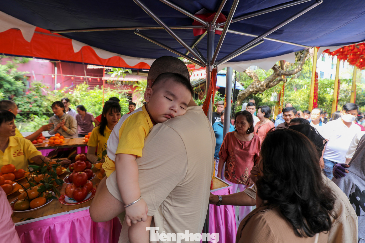 Nhiều em bé mệt mỏi khi cùng cha mẹ đến chùa ngày đầu năm.