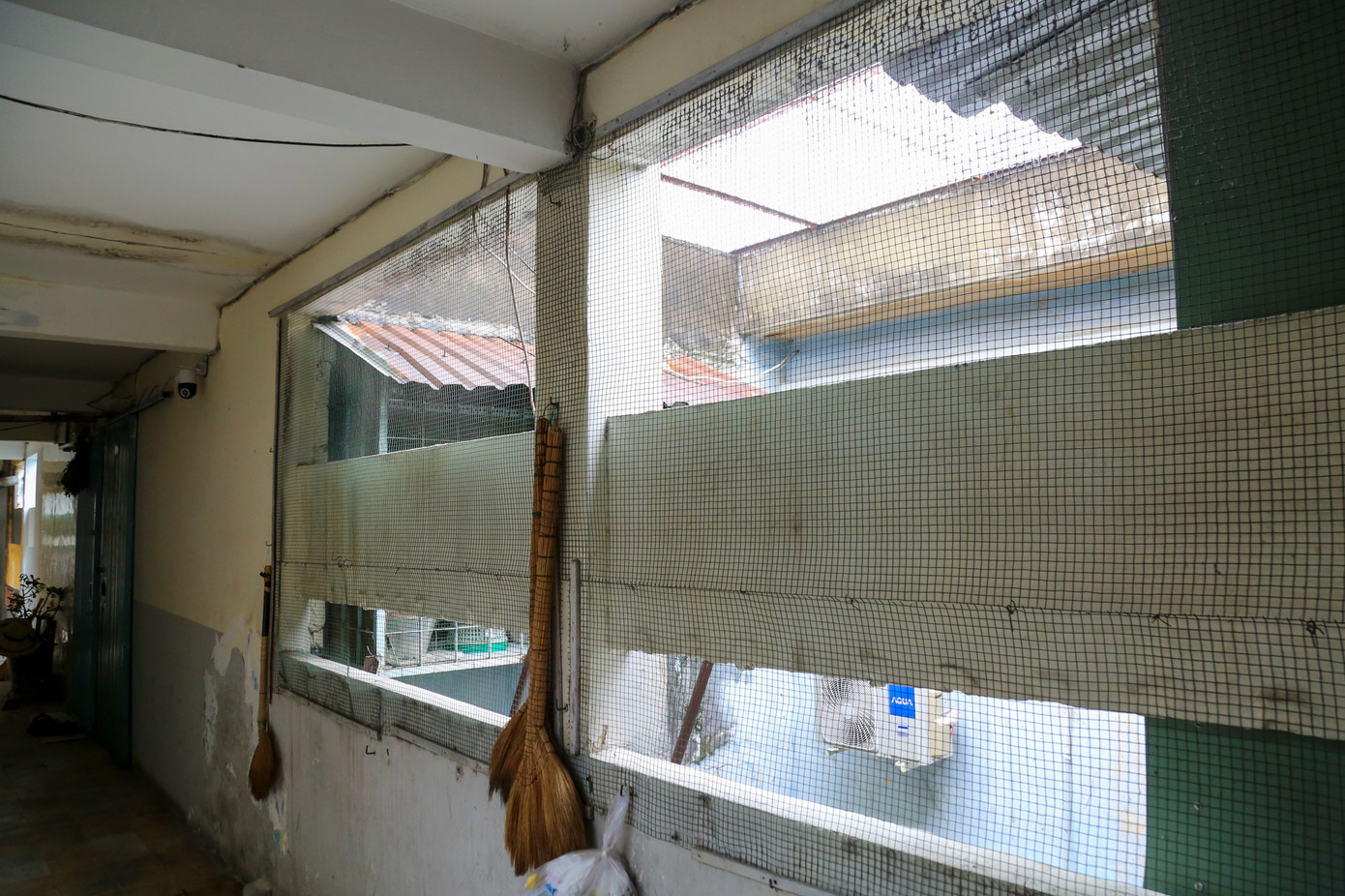 Những khung sắt cố định 'bóp nghẹt' lối thoát.