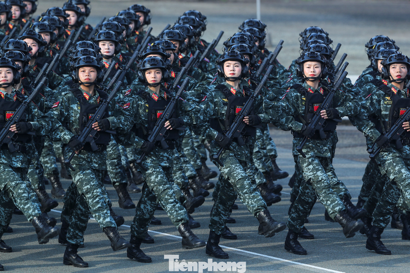 Trong 38 khối tổng hợp luyện diễu binh, diễu hành Lễ Kỷ niệm 50 năm Ngày Giải phóng miền Nam, thống nhất đất nước, có 9 khối nữ chiến sĩ. Cụ thể, lực lượng Quân đội có 7 khối nữ gồm: Khối Nữ Quân nhạc, Khối Nữ Du kích miền Nam, Khối Nữ Dân quân miền Bắc, Khối Nữ Sĩ quan Quân y, Khối Nữ Gìn giữ hòa bình, Khối Nữ Chiến sĩ Biệt động và Khối Nữ Chiến sĩ Đặc nhiệm. Lực lượng Công an góp mặt với 2 khối nữ là Khối Nữ Sĩ quan Cảnh sát giao thông và Khối Nữ Chiến sĩ Cảnh sát đặc nhiệm.