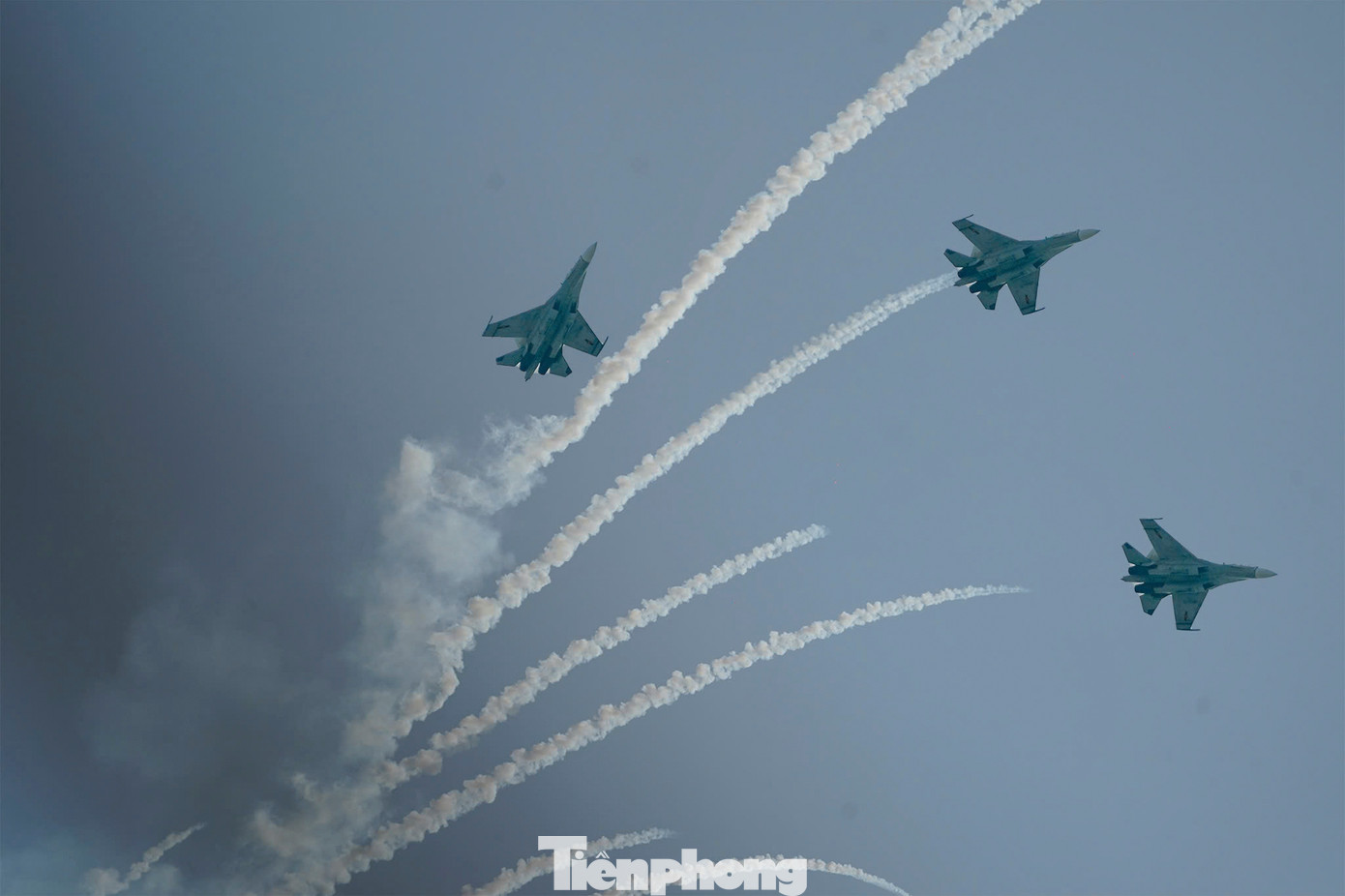 Những chiếc tiêm kích Su30-MK2 lao tới kèm tiếng động cơ gầm vang. Các phi công phóng mồi nhiệt, từng đốm sáng trắng đỏ phụt ra, xòe thành những chùm pháo trắng mềm mại trên bầu trời.