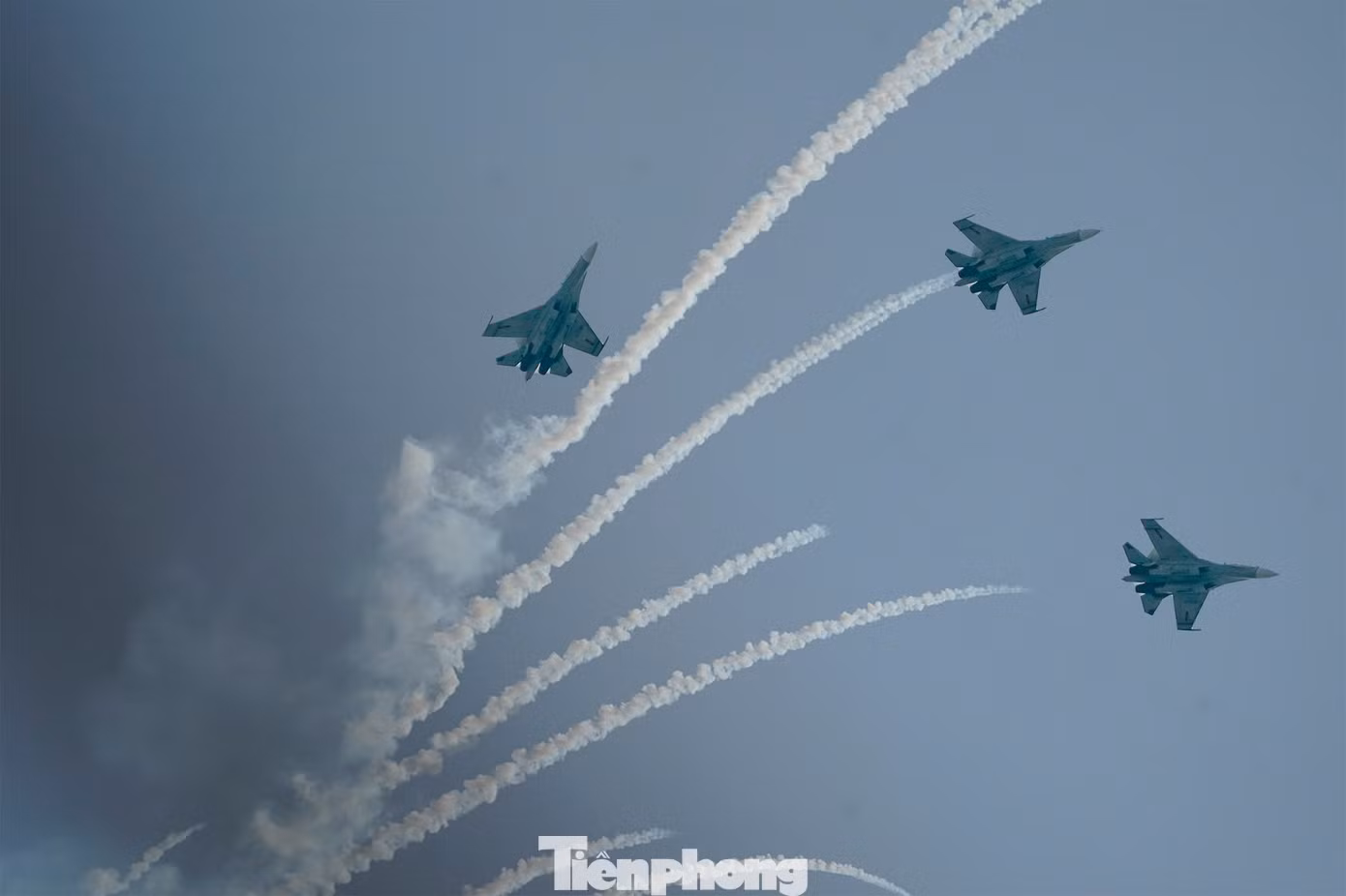 Những chiếc tiêm kích Su30-MK2 lao tới kèm tiếng động cơ gầm vang. Các phi công phóng mồi nhiệt, từng đốm sáng trắng đỏ phụt ra, xòe thành những chùm pháo trắng mềm mại trên bầu trời.