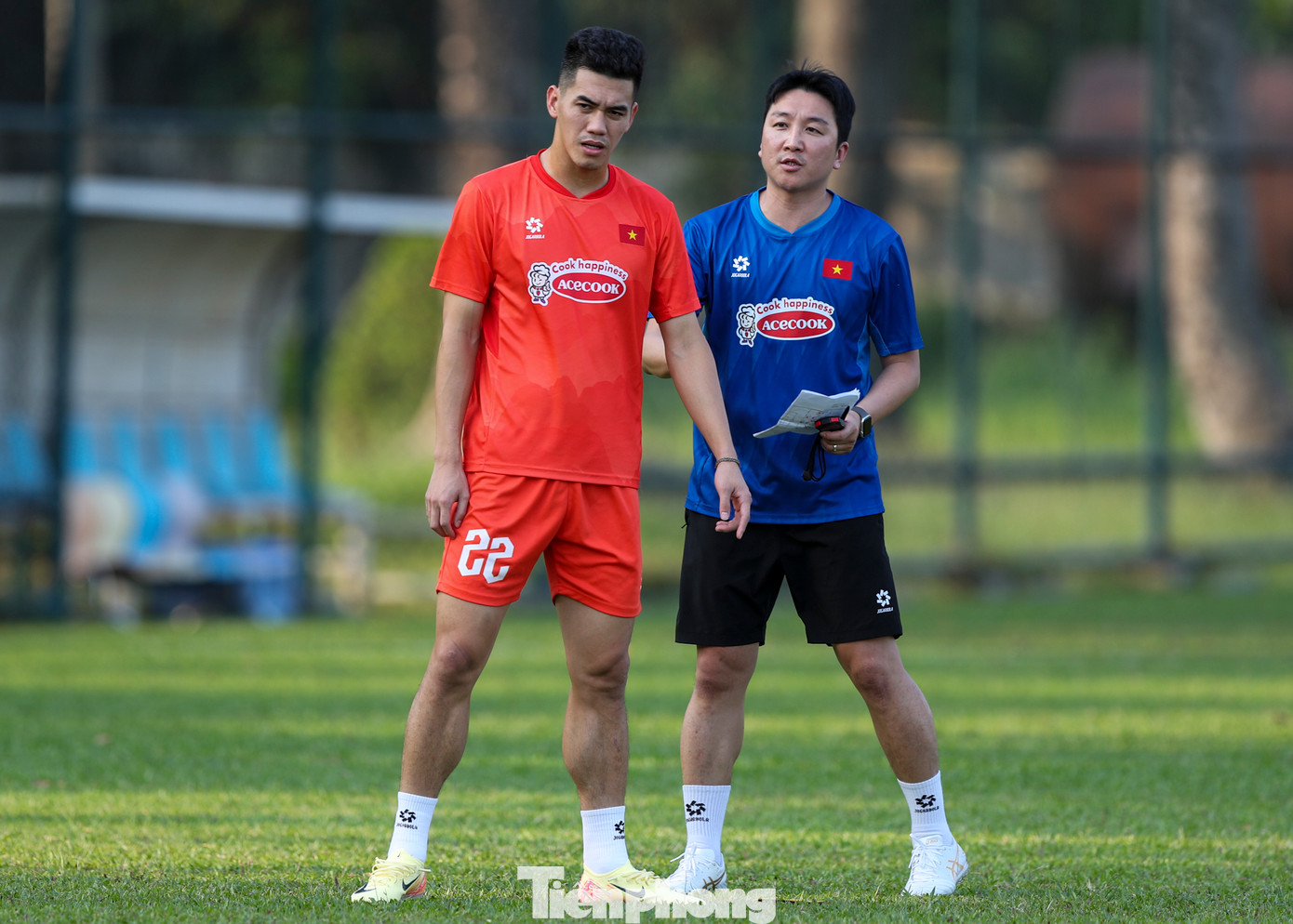 Chiến lược gia người Hàn Quốc muốn chân sút số 1 của đội tuyển Việt Nam có được sự bình phục tốt nhất sau khi dính phải chấn thương nhẹ tại lượt trận V-League vừa qua. Chiến lược gia người Hàn Quốc muốn chân sút số 1 của đội tuyển Việt Nam có được sự bình phục tốt nhất sau khi dính phải chấn thương nhẹ tại lượt trận V-League vừa qua.