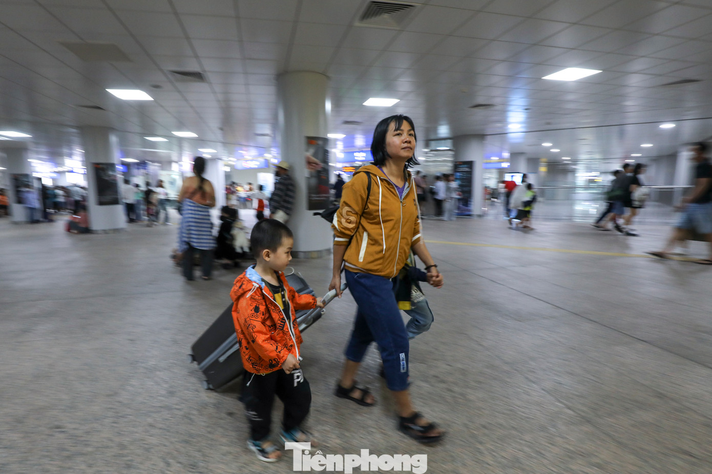 Nhiều hành khách tay xách nách mang hành lý từ quê lên sử dụng tàu metro để về nhà.