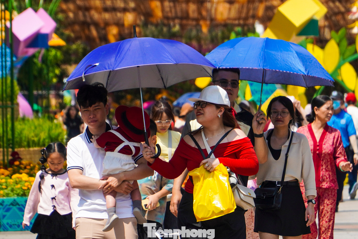 Càng về chiều, sau một khoảng thời gian đi bộ, nhiều người tỏ ra mệt mỏi nhất là những em nhỏ.