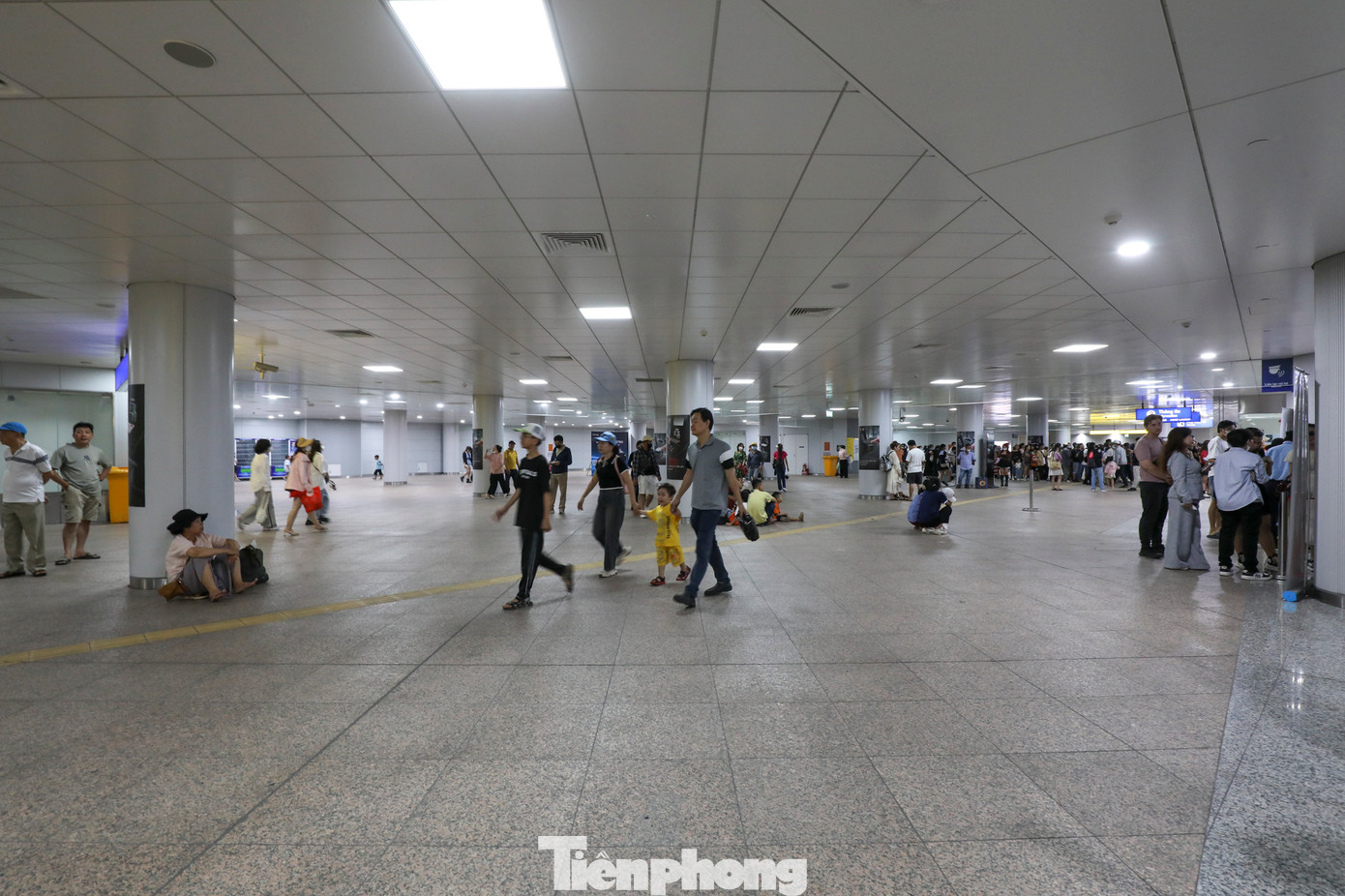 Phòng chờ không còn cảnh người dân &quot;rồng rắn&quot; xếp hàng chờ hàng giờ để mua vé.