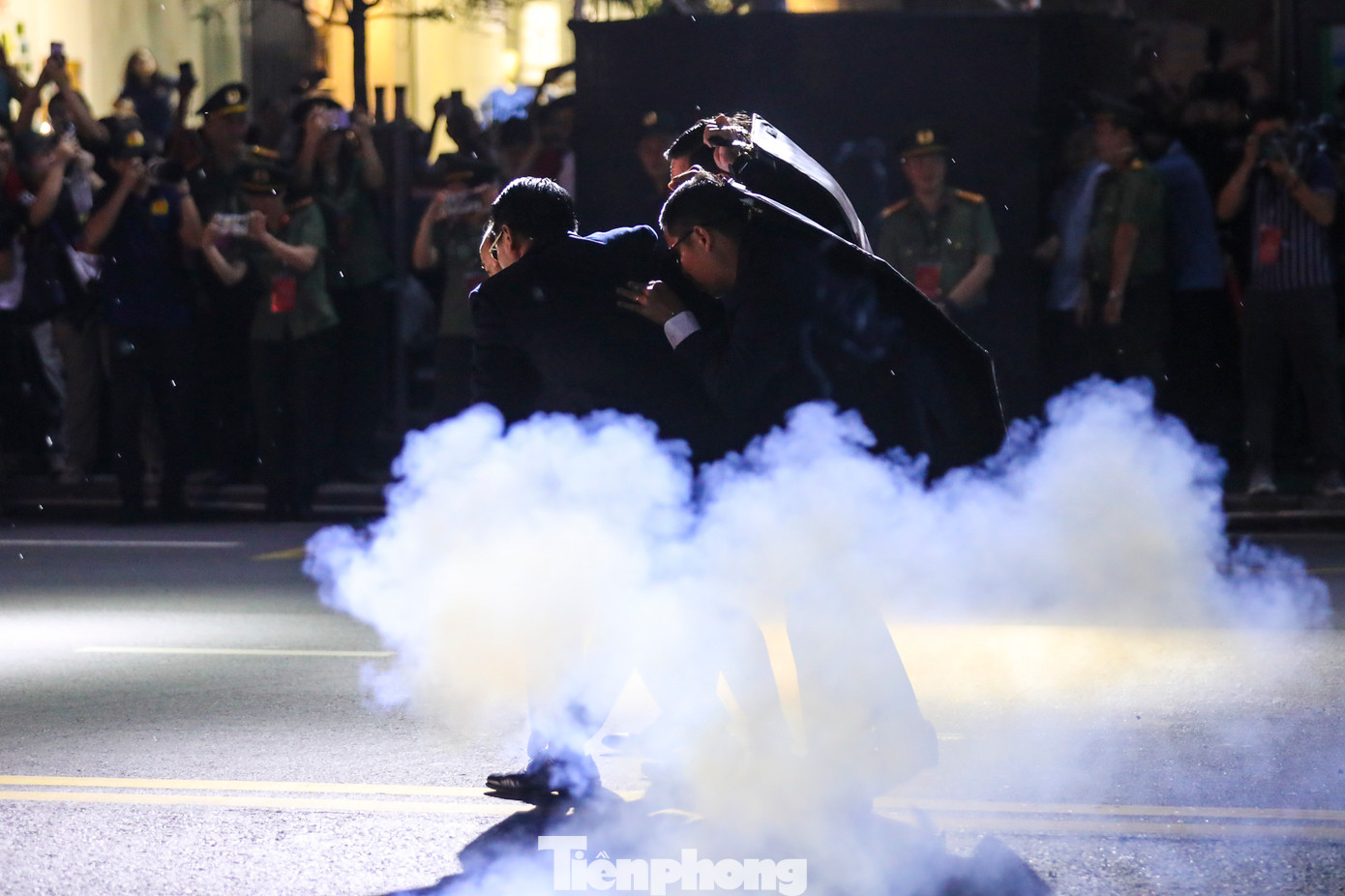 Trước tình huống nguy hiểm, các cảnh vệ dùng cặp - áo giáp chống đạn, để che chắn, bảo vệ yếu nhân.