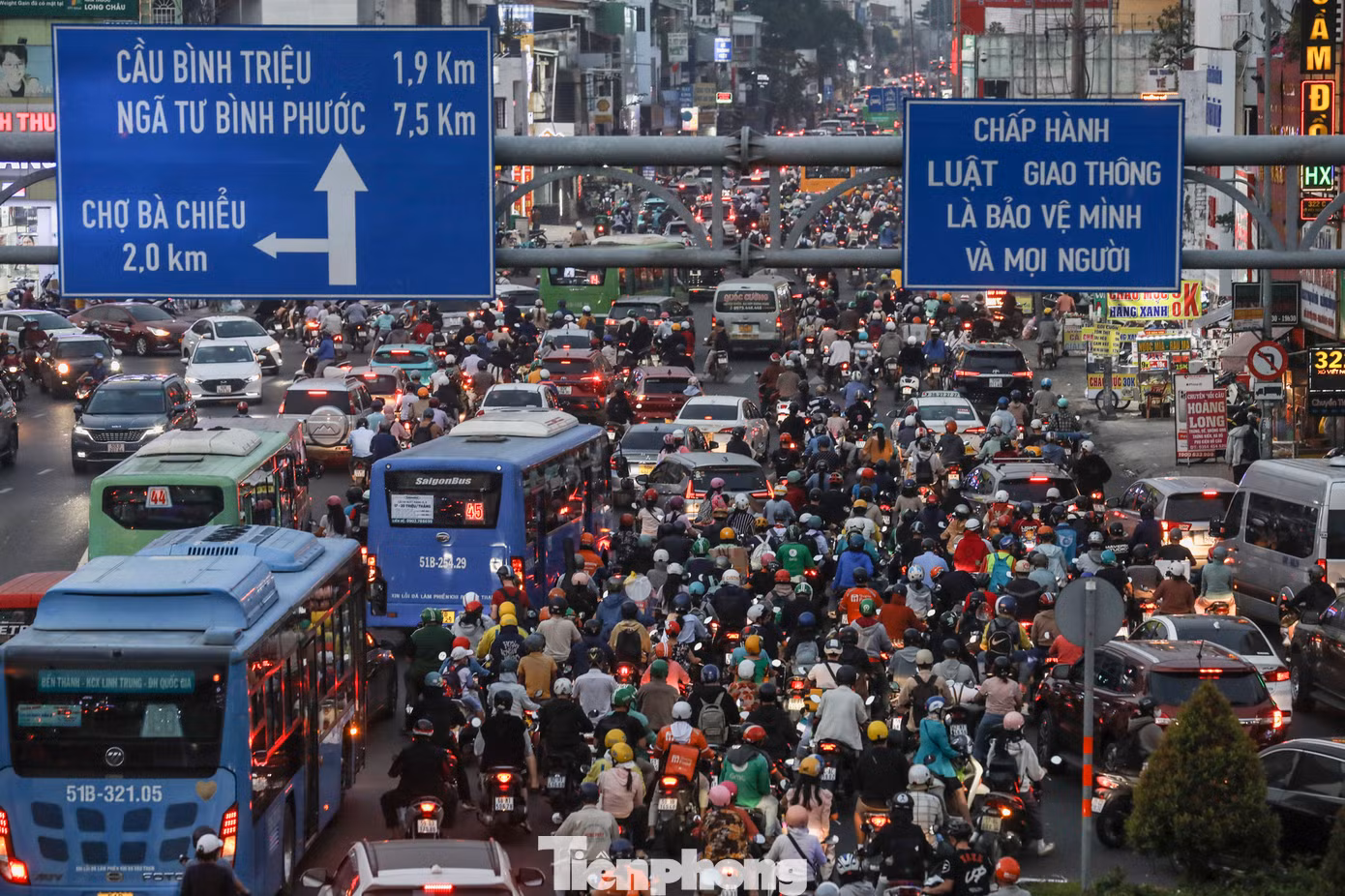 Theo ghi nhận của Tiền Phong vào thời điểm giờ tan tầm, dòng xe phủ kín mặt đường Xô Viết Nghệ Tĩnh, đoạn một chiều từ nút giao Hàng Xanh đến ngã 5 Đài Liệt sĩ, quận Bình Thạnh. Ôtô 4-7 chỗ, buýt... nối thành hàng dài, xen giữa loạt xe máy nhích từng chút.