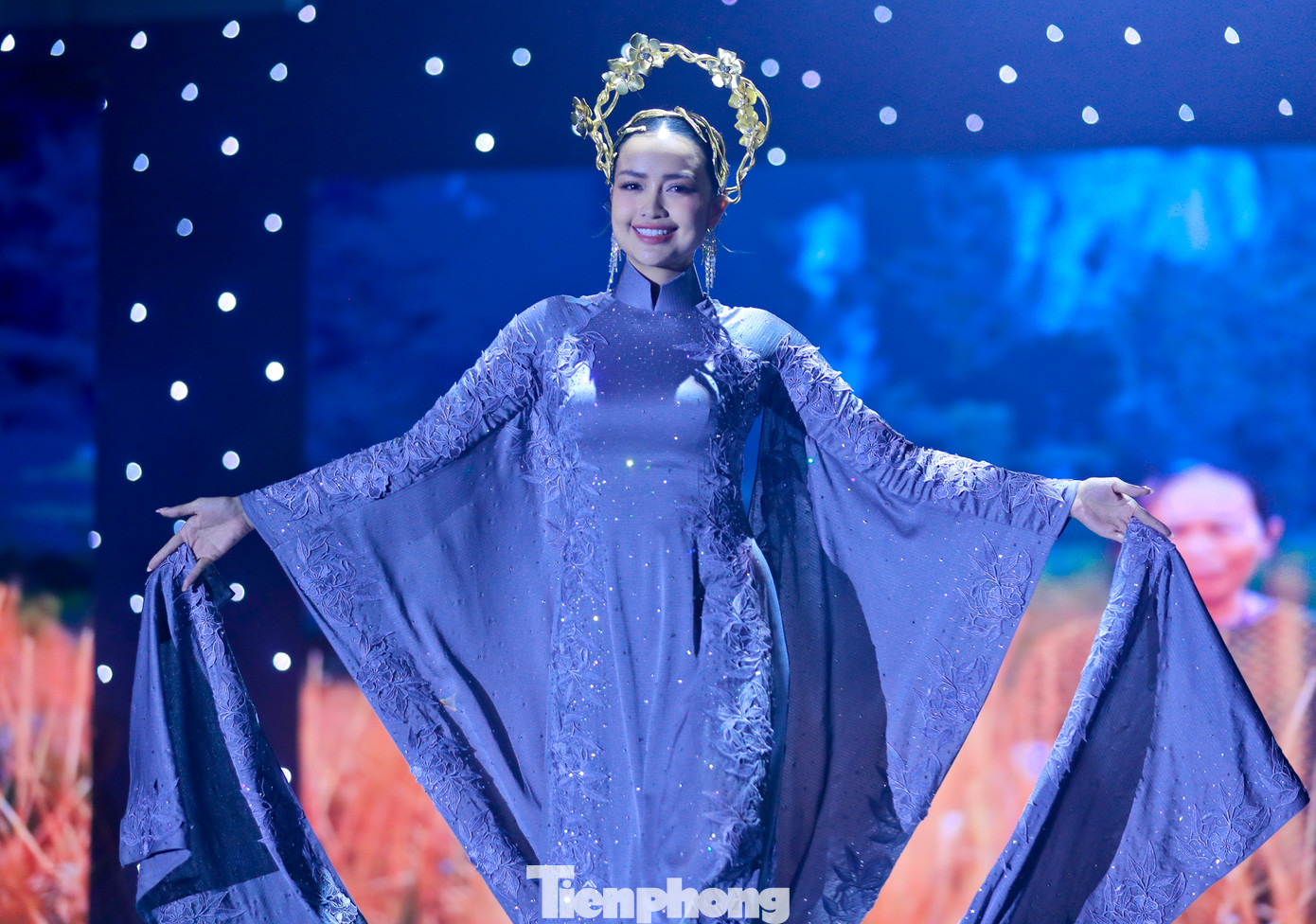 Để chuẩn bị cho bộ sưu tập Tinh hoa hội tụ, NTK Việt Hùng đã lấy cảm hứng từ văn hóa truyền thống và nghệ thuật đương đại của Việt Nam.