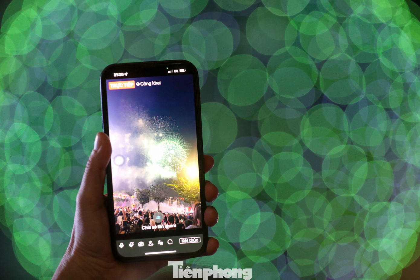 Khu vực ven sông Sài Gòn chật kín người xem pháo hoa.