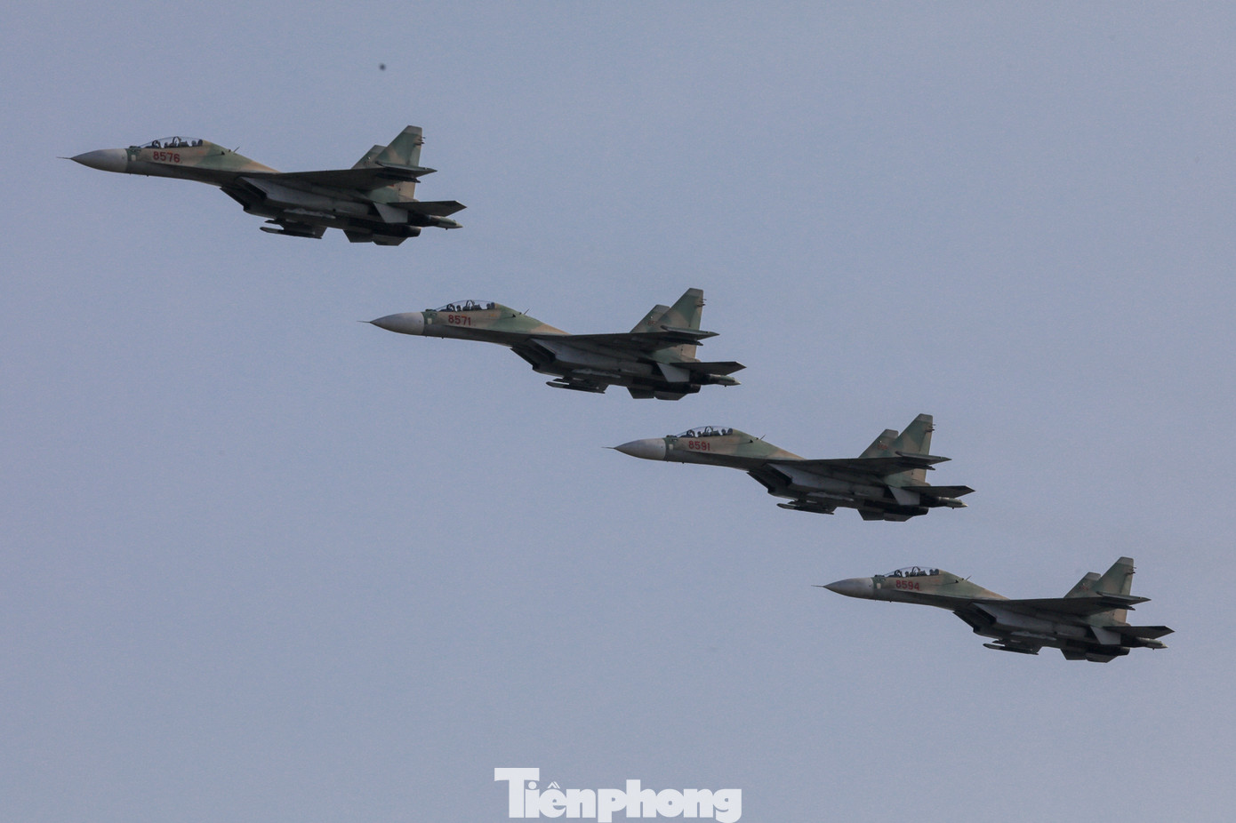 Tiếp sau đó, các máy bay Yak130, Su-30MK2 bay với đội hình mũi tên theo sau.