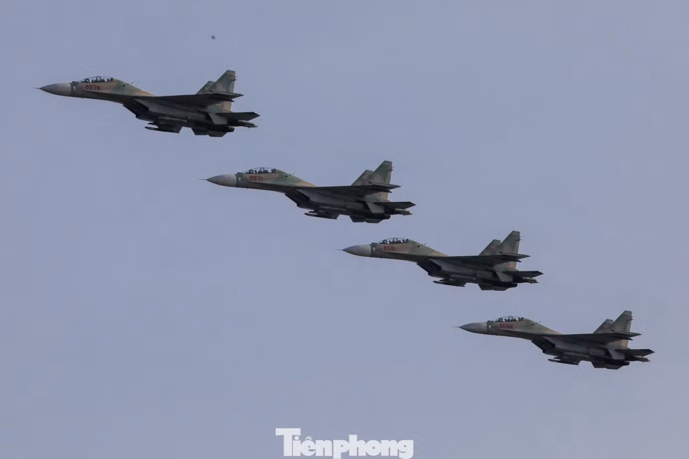 Tiếp sau đó, các máy bay Yak130, Su-30MK2 bay với đội hình mũi tên theo sau.