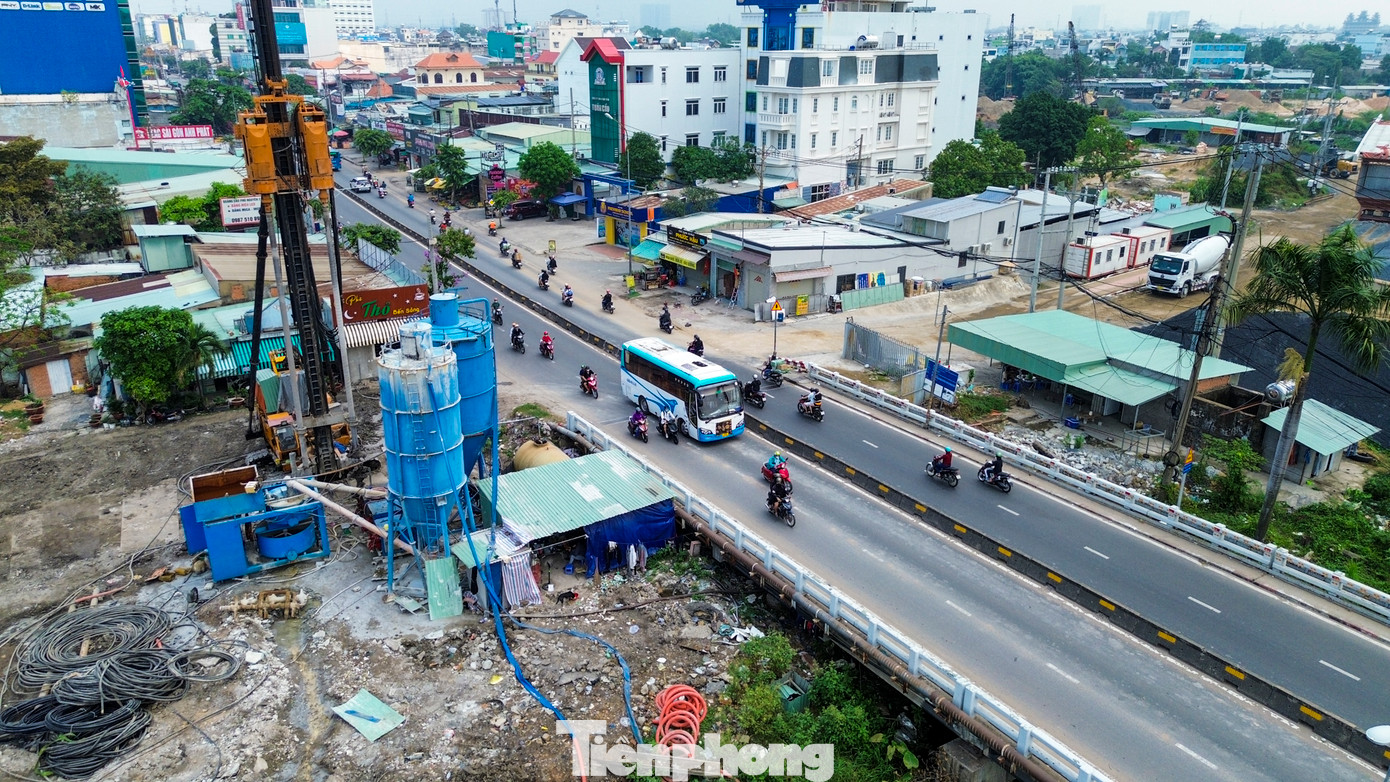 Theo Ban Quản lý dự án đầu tư xây dựng hạ tầng đô thị TPHCM (chủ đầu tư), sau một năm thi công, dự án cải tạo kênh Tham Lương - Bến Cát - Rạch Nước Lên đã đạt 50% khối lượng công việc.