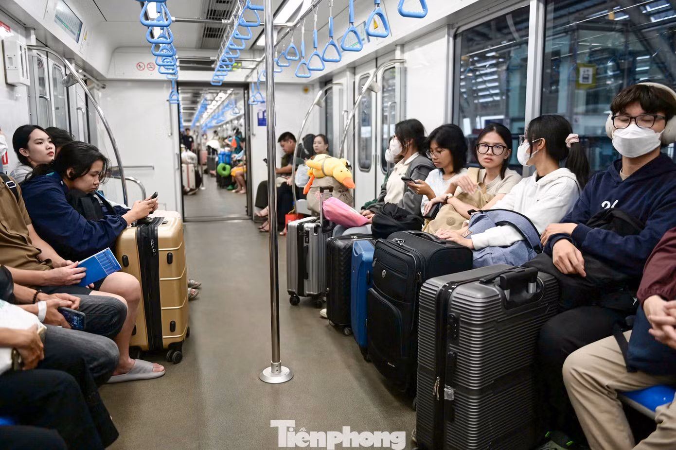 Trên các toa tàu metro, rất nhiều người kéo theo vali để về quê nghỉ Tết Nguyên đán.