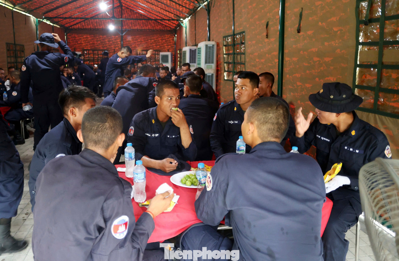 Lực lượng quân đội tỉnh Bình Dương túc trực tại khu vực này luôn chuẩn bị nước uống, trái cây, bánh và sữa để tiếp sức cho những các chiến sĩ.