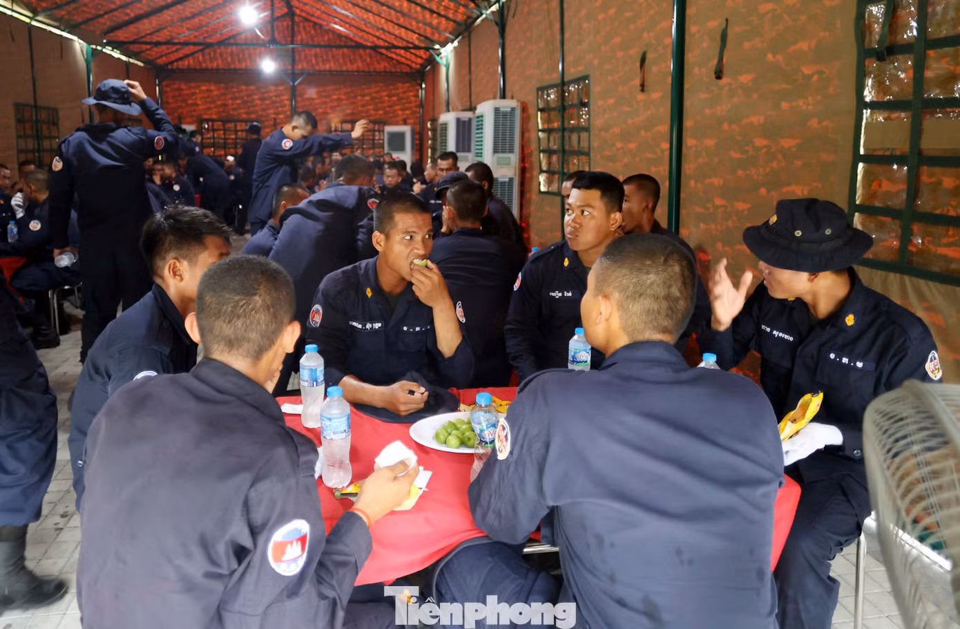 Lực lượng quân đội tỉnh Bình Dương túc trực tại khu vực này luôn chuẩn bị nước uống, trái cây, bánh và sữa để tiếp sức cho những các chiến sĩ.