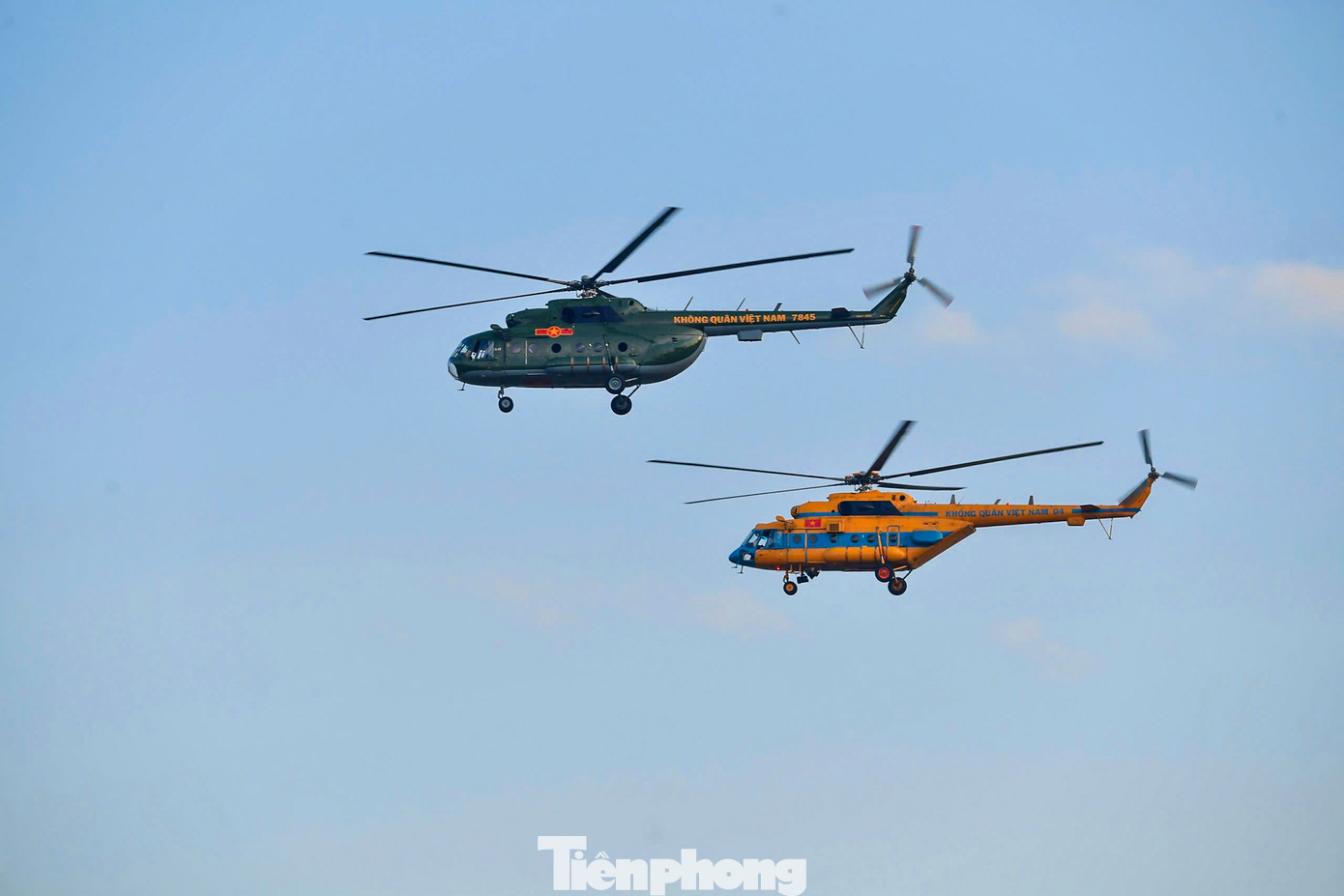 Các phi công sẽ tham gia tập luyện bay mang cờ Tổ quốc cùng Trung đoàn trực thăng 917 và 930 trước khi trình diễn tại lễ diễu binh trên bầu trời TPHCM. Nhiệm vụ của phi đội trực thăng là mang cờ Tổ quốc bay qua dinh Độc Lập.