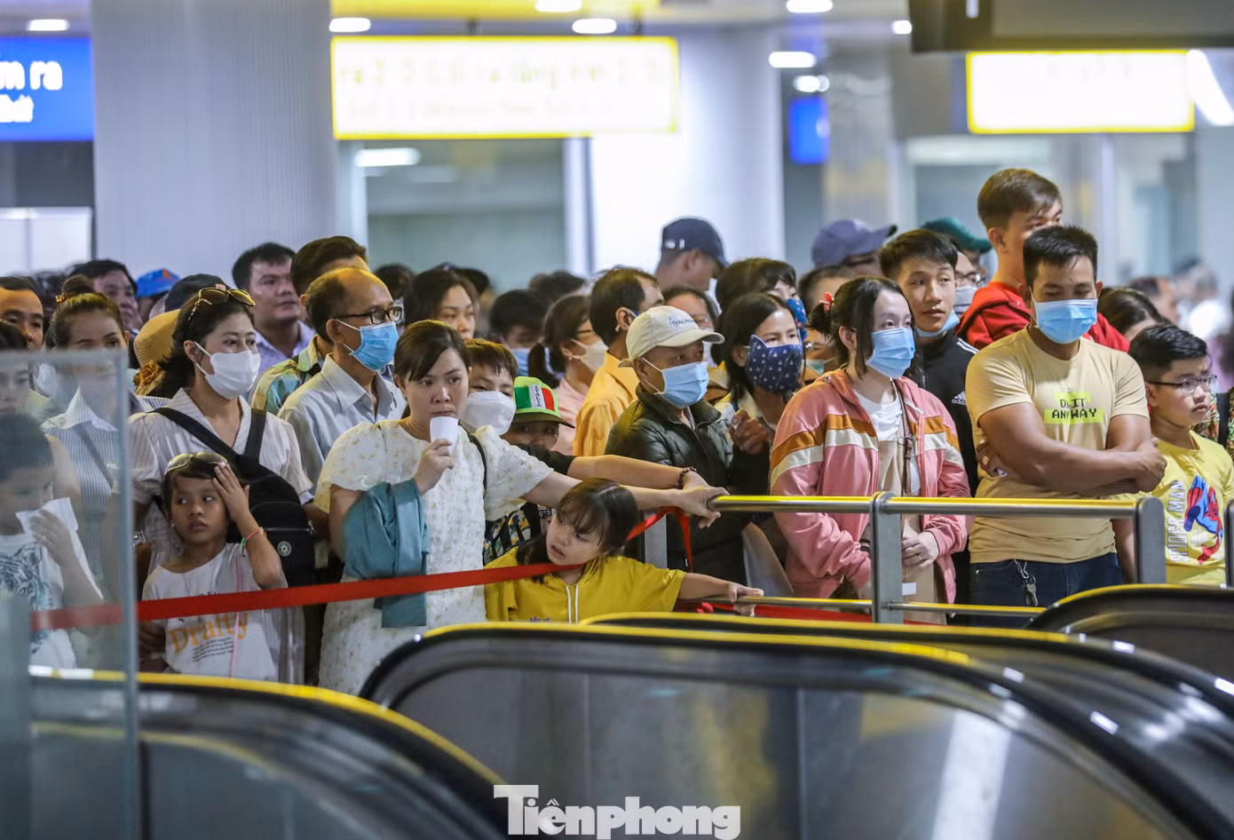 Chị Tâm (ngụ quận 4) chia sẻ: "Hôm nay được nghỉ tết, tôi tranh thủ đến đây mua vé đi metro cho biết. Tuy nhiên, khách xếp hàng đông quá, không biết đến lúc nào xuống được tàu".