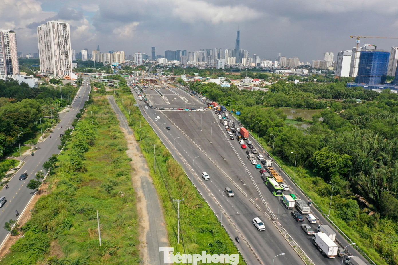 Ngay cả khi tuyến cao tốc Bến Lức - Long Thành đi vào khai thác toàn tuyến trong năm 2026, nhu cầu vận tải qua cao tốc TPHCM - Long Thành vẫn được dự báo vượt 25% công suất của 4 làn xe hiện hữu.