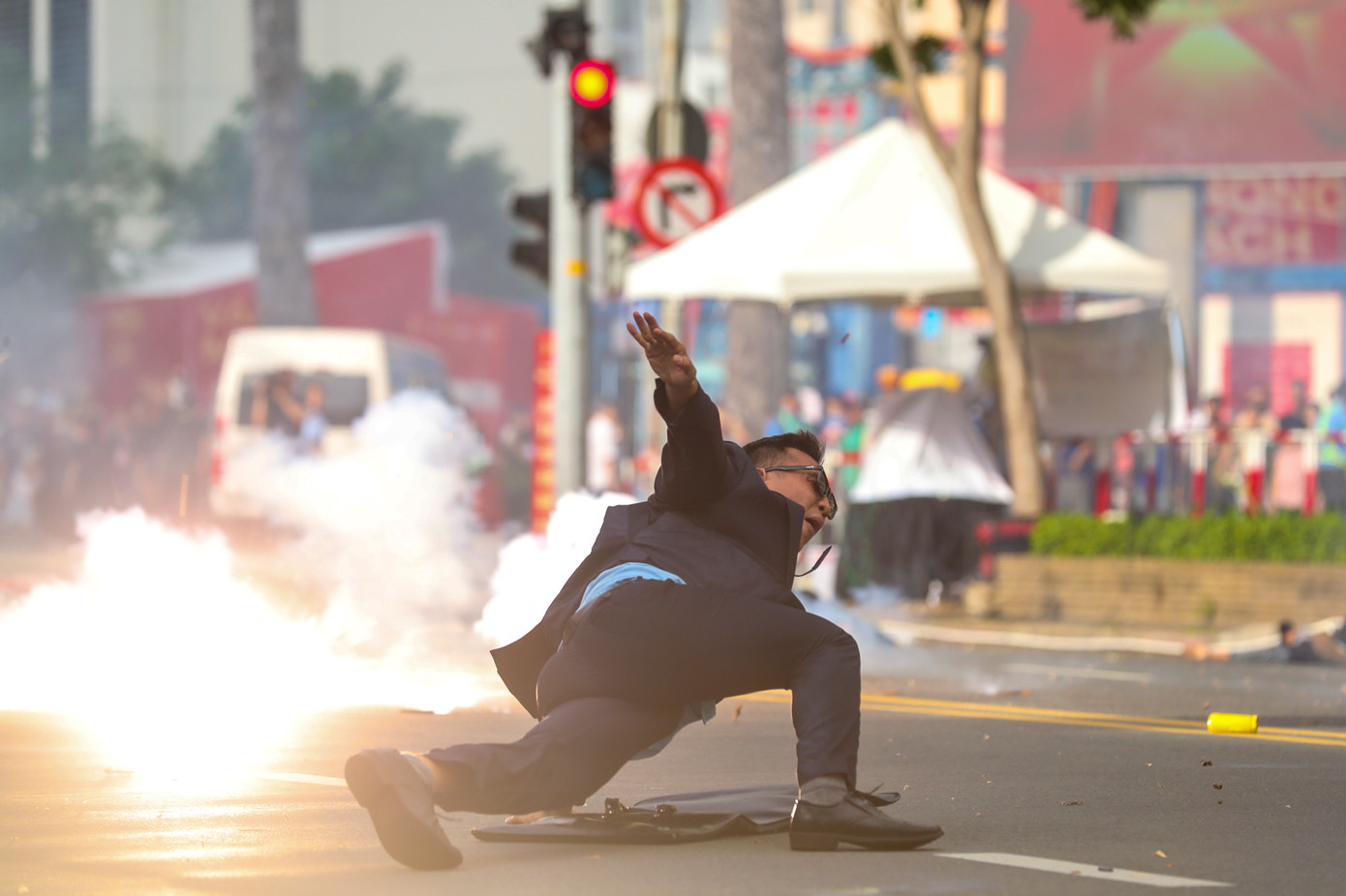 Các cảnh vệ khác tiếp tục chiến đấu chống lại khủng bố.