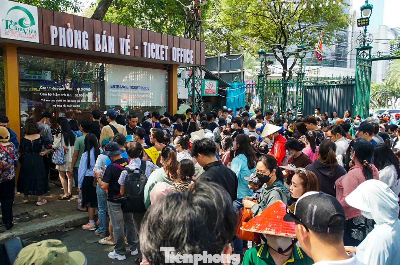 Khoảng 9 giờ, khu vực các cổng của Thảo Cầm Viên chật kín bởi dòng người xếp hàng mua vé.