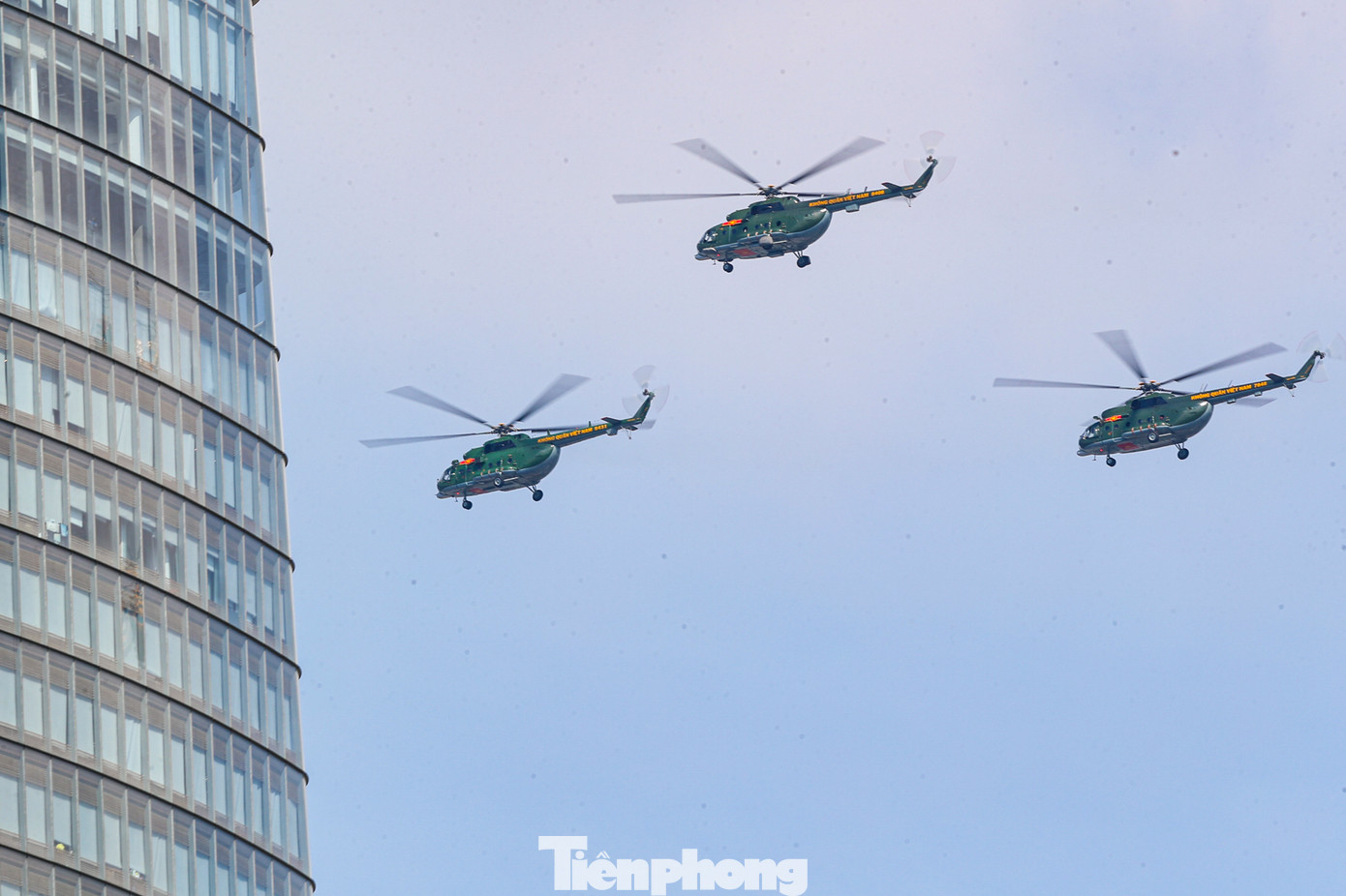 Biên đội máy bay trực thăng bay ngang qua tòa nhà Bitexco (quận 1).