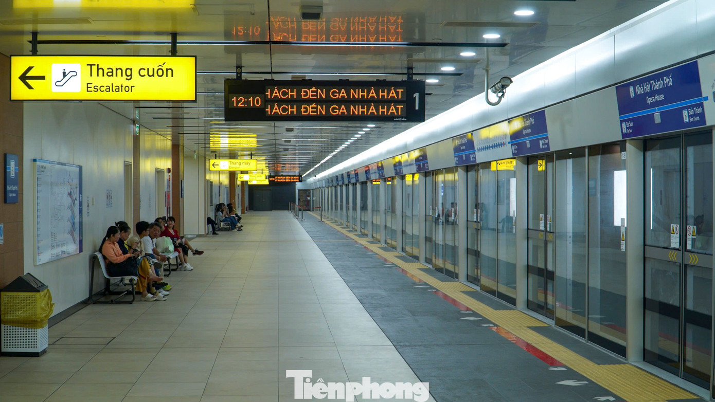 Hình ảnh vắng vẻ, thoáng đãng tại ga Nhà hát Thành Phố (quận 1) chiều mùng 5 Tết