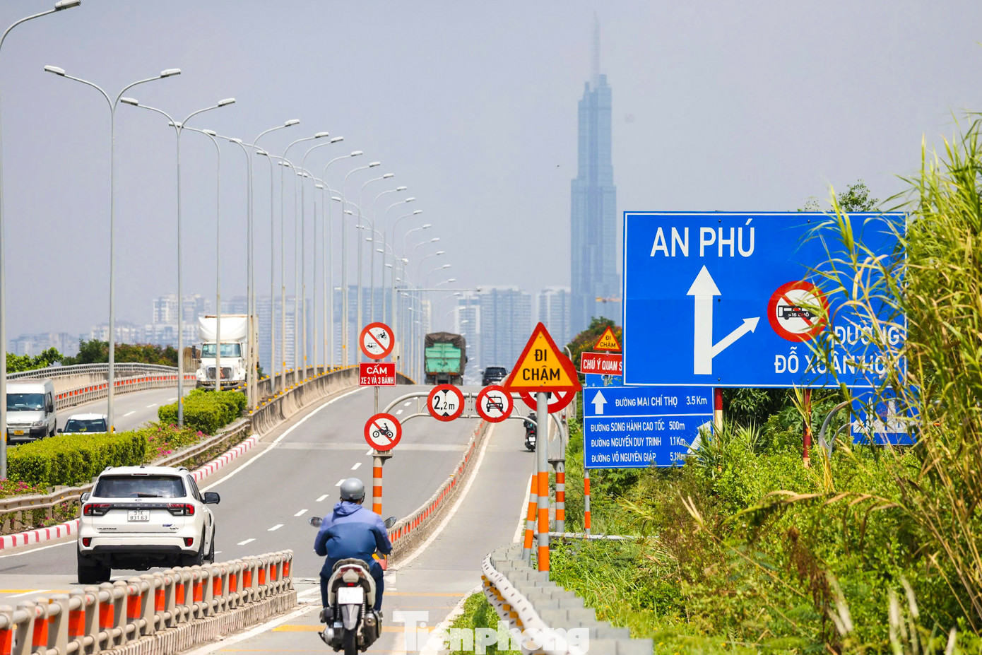 Cao tốc TPHCM - Long Thành - Dầu Giây, dài 55km với 4 làn xe và hai làn dừng khẩn cấp, đi qua TPHCM và Đồng Nai, đã được đưa vào khai thác từ năm 2016.