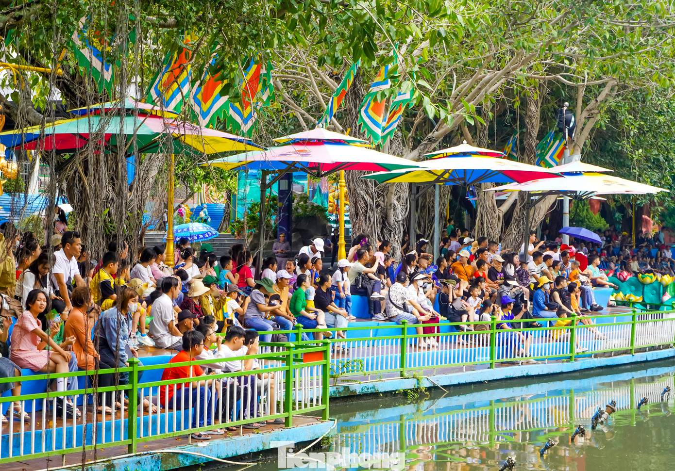 Đến với Suối Tiên dịp Tết, du khách được trải nghiệm nhiều trò chơi như đi tàu hỏa, vào lâu đài phép thuật, đi tàu lượn siêu tốc, thuyền rồng..., xem sân khấu hóa truyền thuyết Sơn Tinh Thủy Tinh.