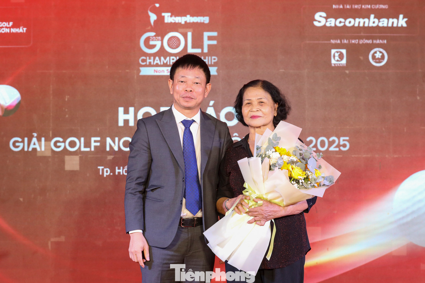 Bà Nguyễn Thị Bích Nga - quyền Chủ nhiệm Câu lạc bộ truyền thống kháng chiến khối vũ trang Biệt động Sài Gòn, cho biết rất vinh dự được có mặt tại buổi họp báo Giải Tiền Phong Golf Championship - Non sông một dải. “Chúng tôi cám ơn báo Tiền Phong đã có món quà gửi đến hội viên trong Câu lạc bộ, giúp hội viên vượt qua khó khăn bệnh tật, tiếp tục là lực lượng đáng tin cậy của TPHCM cùng xây dựng đất nước” – bà Nga bày tỏ.