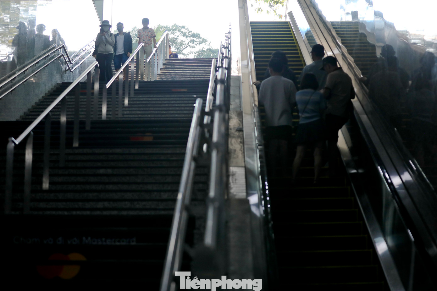 Mùng 1 Tết, Metro số 1 (Bến Thành - Suối Tiên) đã vận hành 182 chuyến với 8 đoàn tàu hoạt động liên tục, phục vụ gần 56.000 hành khách. Mùng 2, Metro số 1 đã bổ sung thêm 28 chuyến, ngoài 156 lượt chạy theo kế hoạch ban đầu.