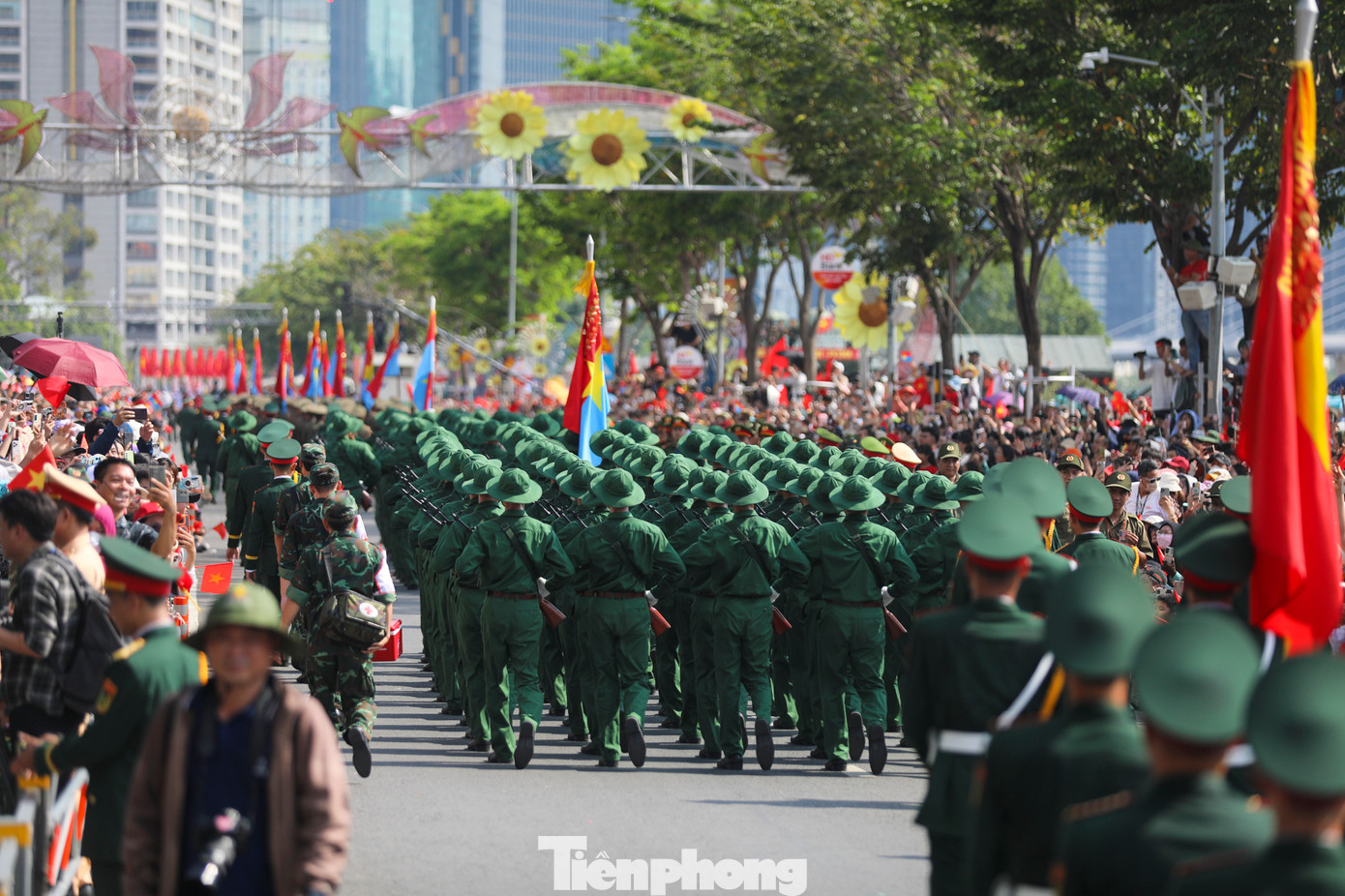 Lần lượt các khối sĩ quan lục quân, hải quân, không quân, lực lượng công an, dân quân tự vệ... đi qua, đồng loạt bước đều, đội hình chỉnh tề.