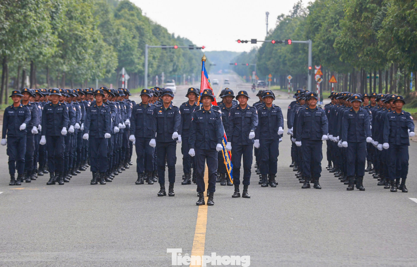 Bất chấp nắng nóng, các chiến sĩ quân đội Lào và Campuchia luôn thể hiện tinh thần trách nhiệm và ý chí quyết tâm cao độ.