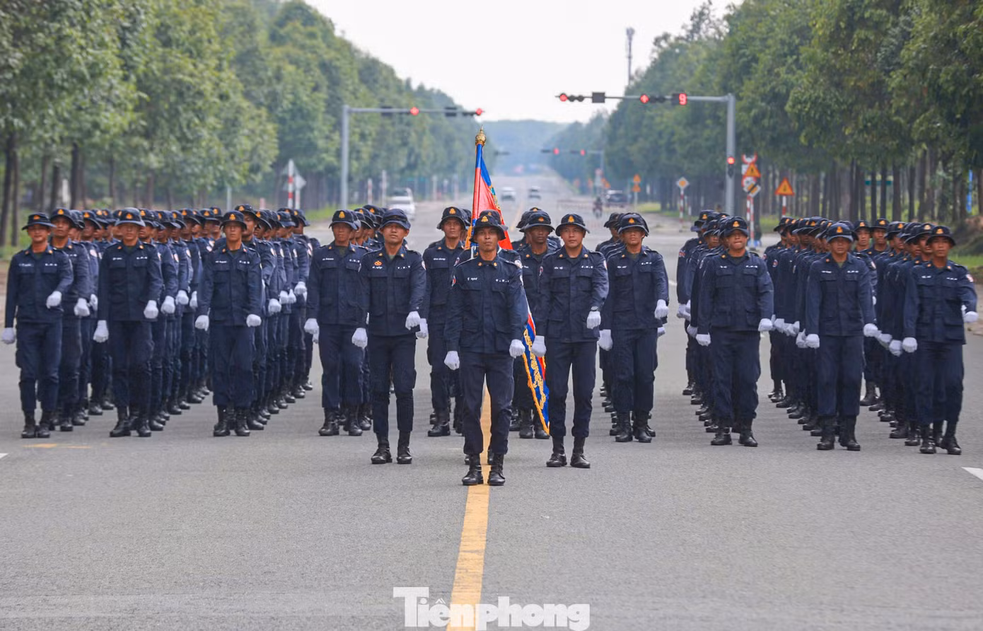 Bất chấp nắng nóng, các chiến sĩ quân đội Lào và Campuchia luôn thể hiện tinh thần trách nhiệm và ý chí quyết tâm cao độ.