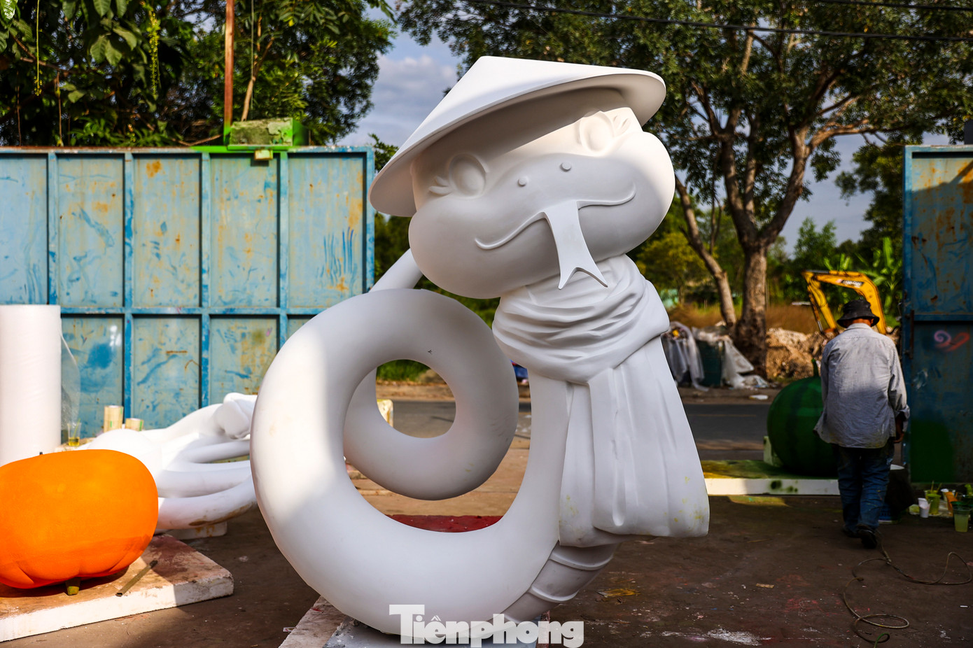 Một con rắn bằng chất liệu mút xốp trét bột đã hoàn thiện phần tạo hình.