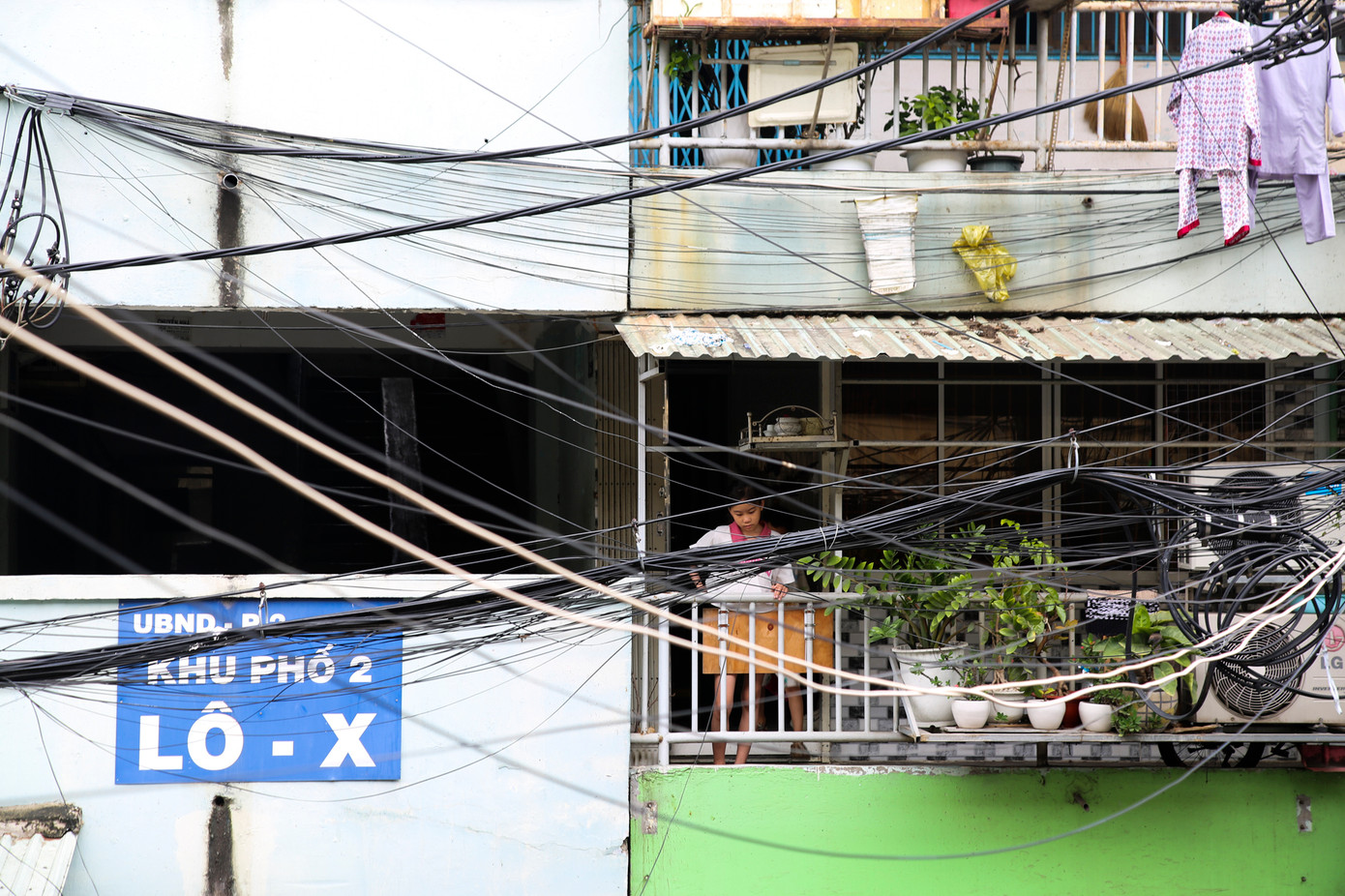 Suốt hàng chục năm qua, cư dân chung cư Ngô Gia Tự đã quen với việc sống chung cùng những lồng sắt bao quanh ban công hoặc phía sau nhà
