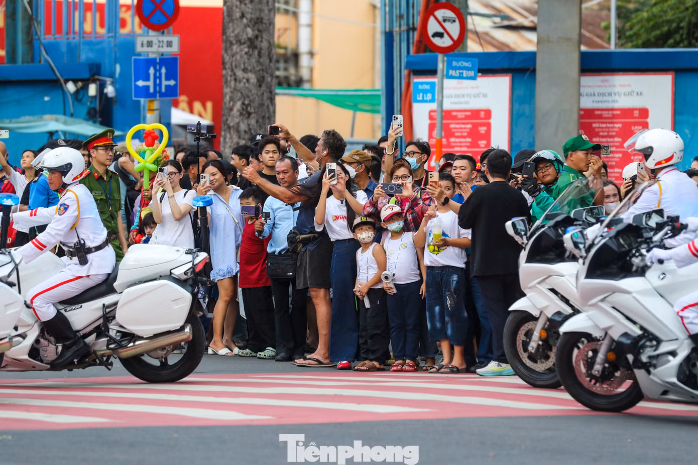 Hàng trăm người dân háo hức, tập trung hai bên đường Lê Lợi để xem tận mắt hình ảnh tổng duyệt và chụp hình với lực lượng CSGT. Ảnh: Duy Anh.
