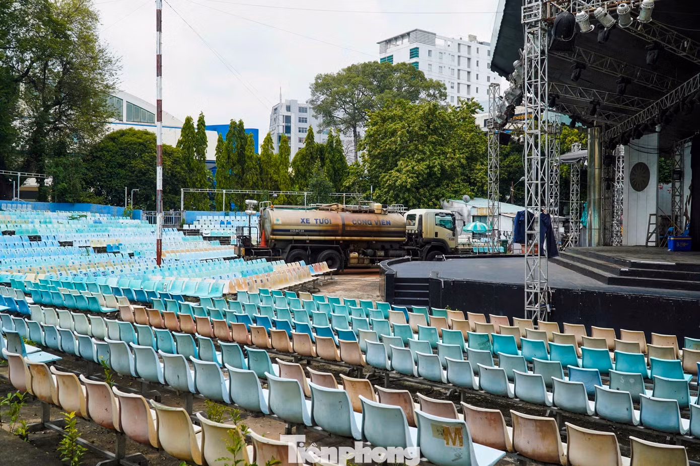 Hiện mặt bằng sân khấu được tận dụng làm bãi đậu xe và chứa vật tư của Công ty TNHH MTV Công viên cây xanh TPHCM.