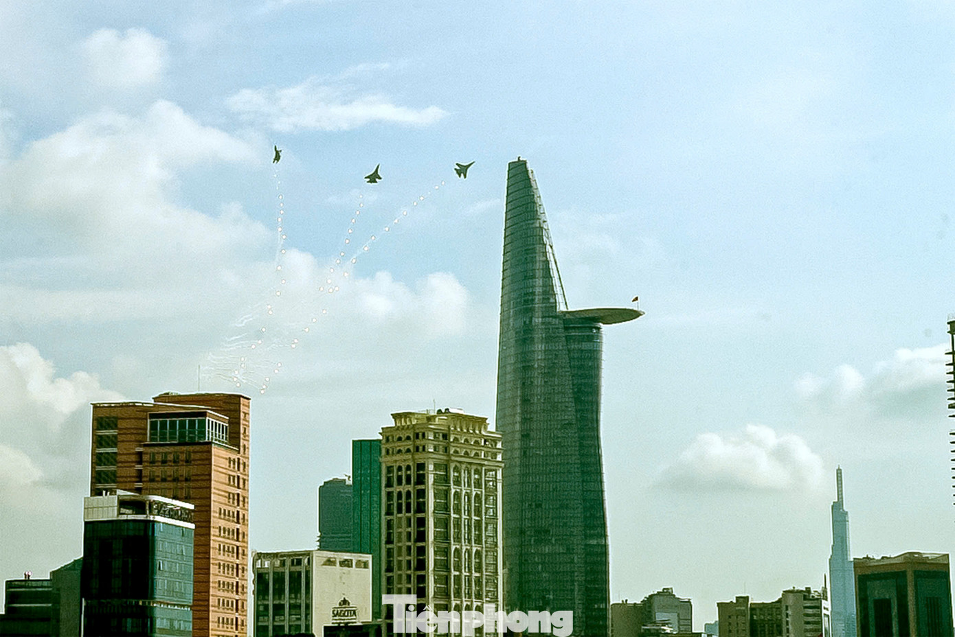 Tiếp đó là màn trình diễn của 7 tiêm kích Su-30MK2 từ Biên Hòa bay vào TPHCM. Sau khi lượn qua khu vực trung tâm thành phố, nơi diễu binh trên đường Lê Duẩn, Dinh Thống Nhất, dàn tiêm kích vòng ra dọc sông Sài Gòn phía Thủ Thiêm. Khi đến tòa nhà Bitexco, 3 chiếc tách nhóm chao lượn và phóng bẫy nhiệt.