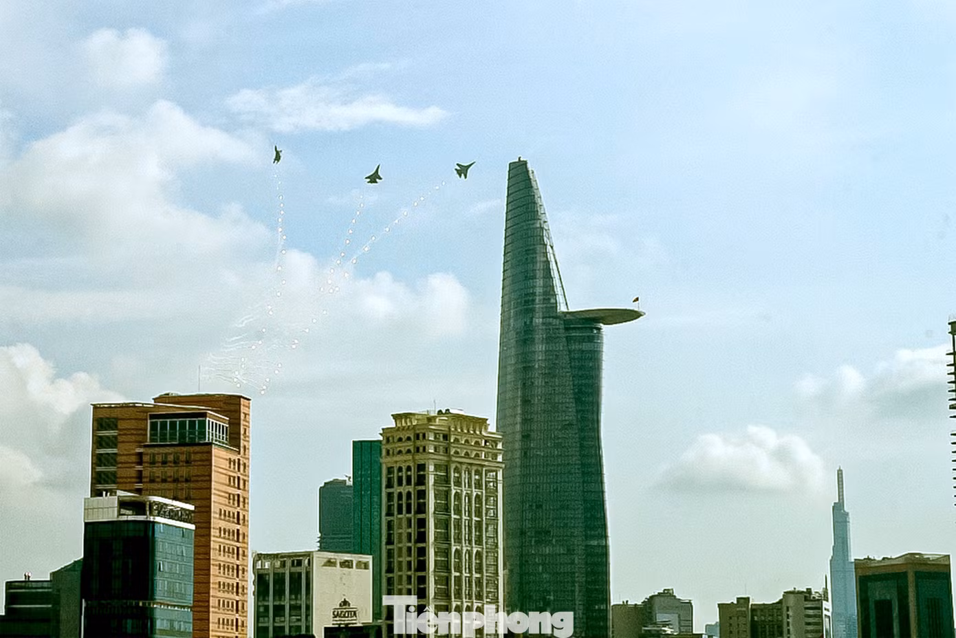 Trong ảnh là ba tiêm kích bay qua tòa Bitexco 68 tầng, gần 270 m, cao thứ hai tại TPHCM.